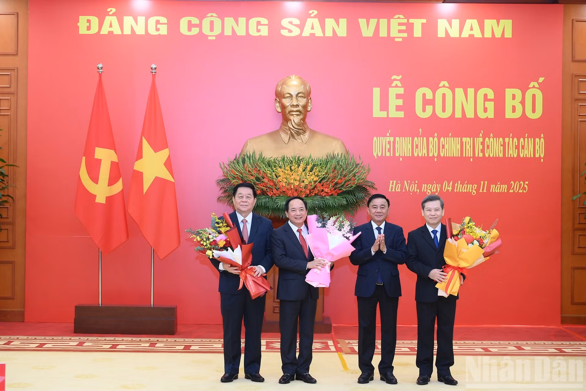 El miembro permanente del Secretariado del Comité Central del PCV, Tran Cam Tu, entrega flores para felicitar a Nguyan Trong Nghia, Trinh Van Quyet y Le Minh Tri.