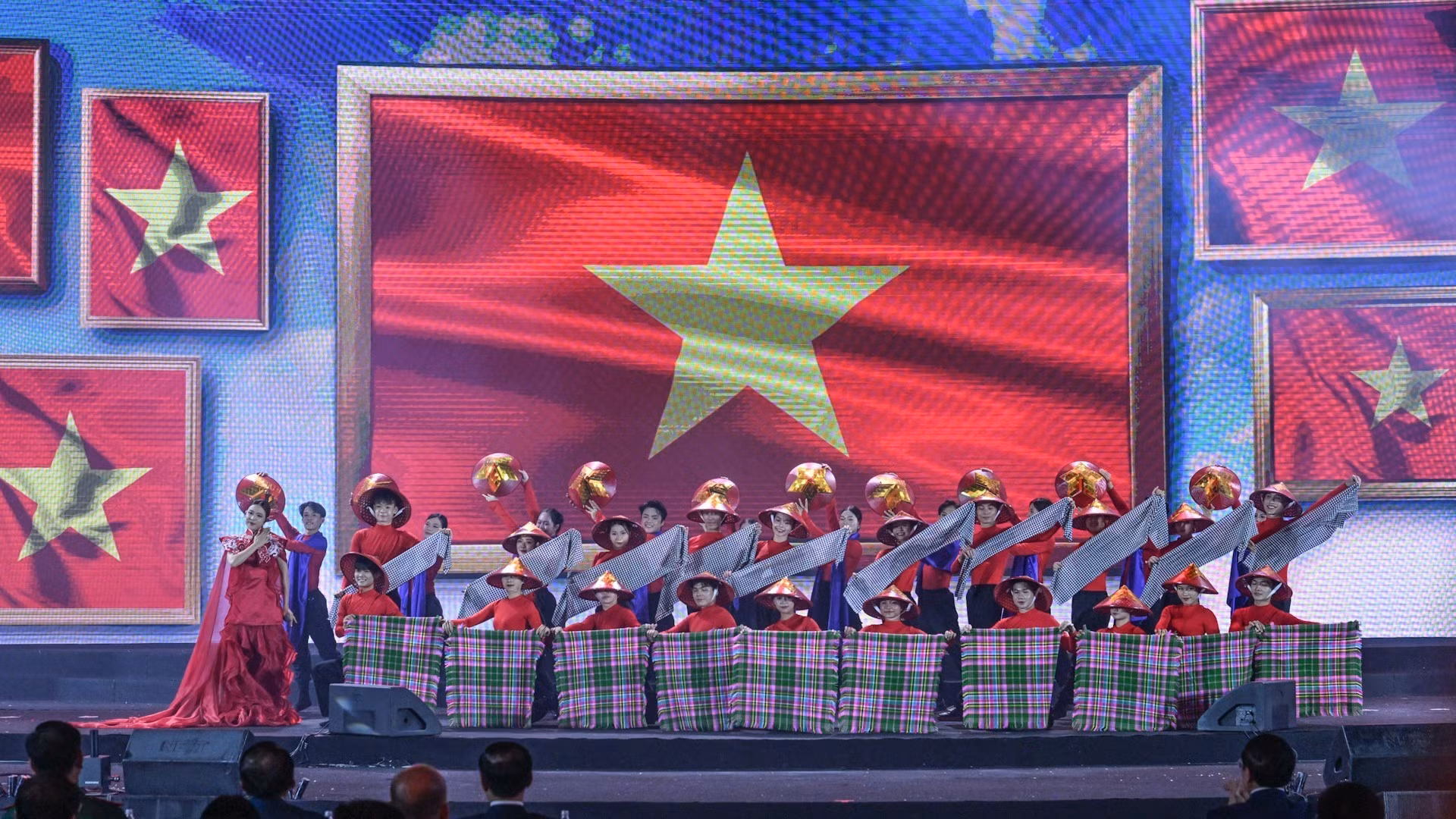 [Foto] Premier vietnamita asiste a ceremonia de clausura de la Feria de Otoño 2025