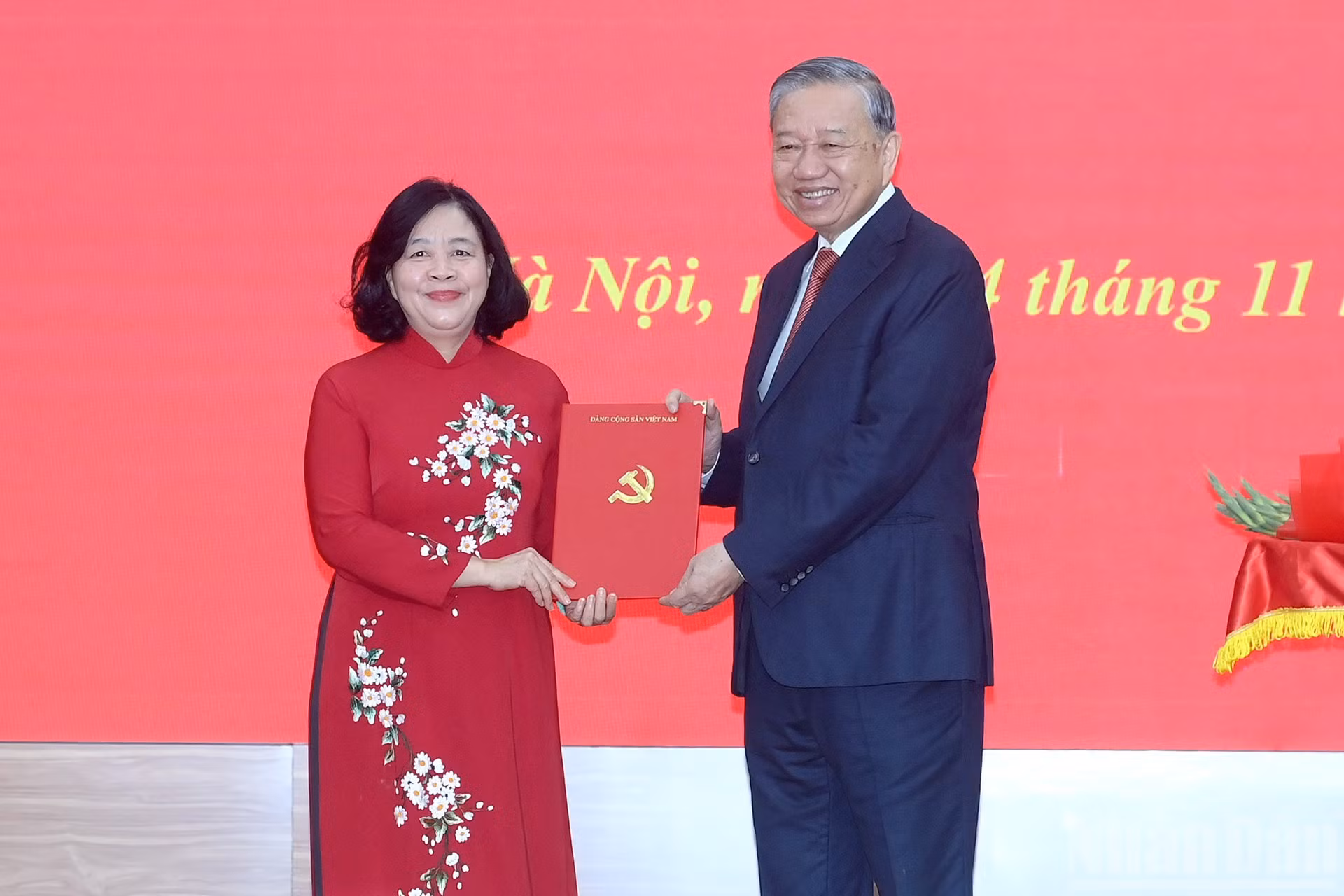El secretario general del PCV, To Lam, entrega la decisión del Buró Político sobre la designación de la camarada Bui Thi Minh Hoai como secretaria del Comité del Partido del Frente de la Patria y las organizaciones de masas centrales para el mandato 2020-2025.