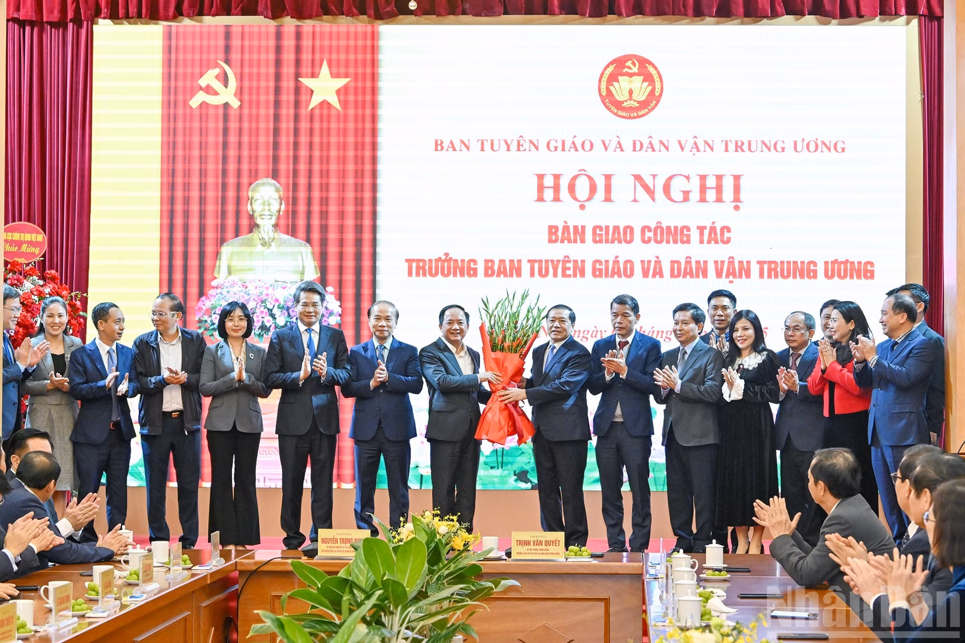 El Comité del Partido de la Comisión de Propaganda y Movilización de Masas del Comité Central del PCV felicita a Trinh Van Quyet.