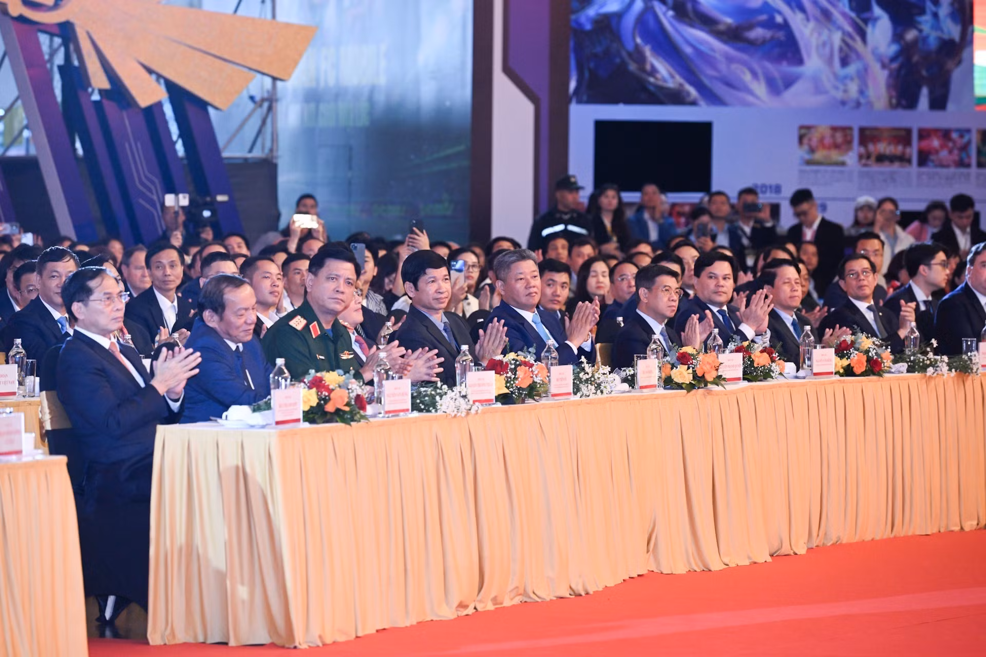 También están presentes el viceprimer ministro Bui Thanh Son, jefe del Comité Organizador de la Feria de Otoño 2025, junto con dirigentes de distintos ministerios, sectores y organismos centrales.