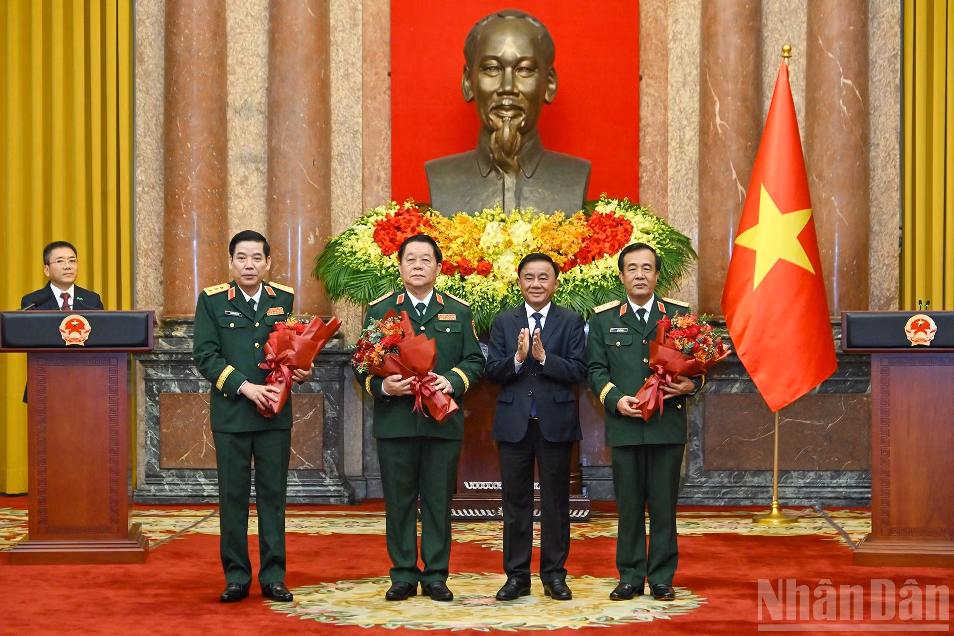 El miembro permanente del Secretariado del Comité Central del Partido Comunista de Vietnam (PCV), Tran Cam Tu, entrega flores para felicitar a los ascendidos.