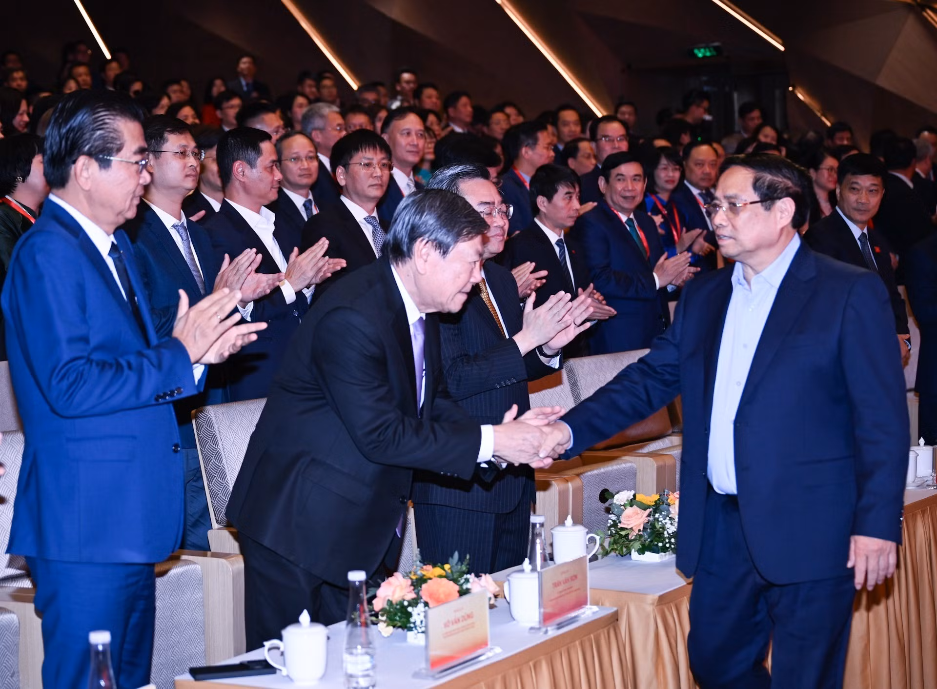El primer ministro de Vietnam, Pham Minh Chinh, con los delegados en el evento.