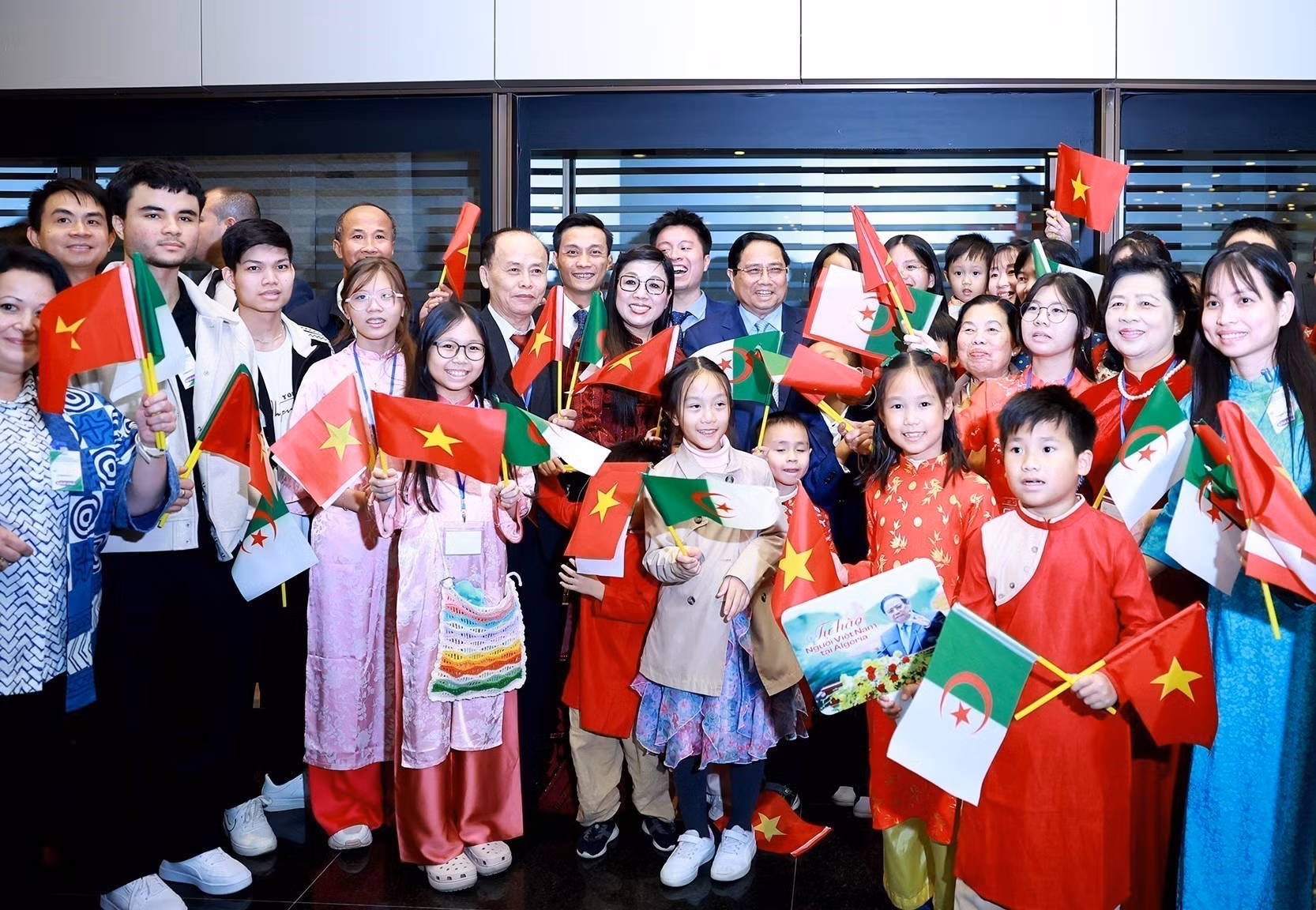 El primer ministro de Vietnam, Pham Minh Chinh, y su esposa con el personal de la Embajada y con representantes de la comunidad vietnamita en Argelia.