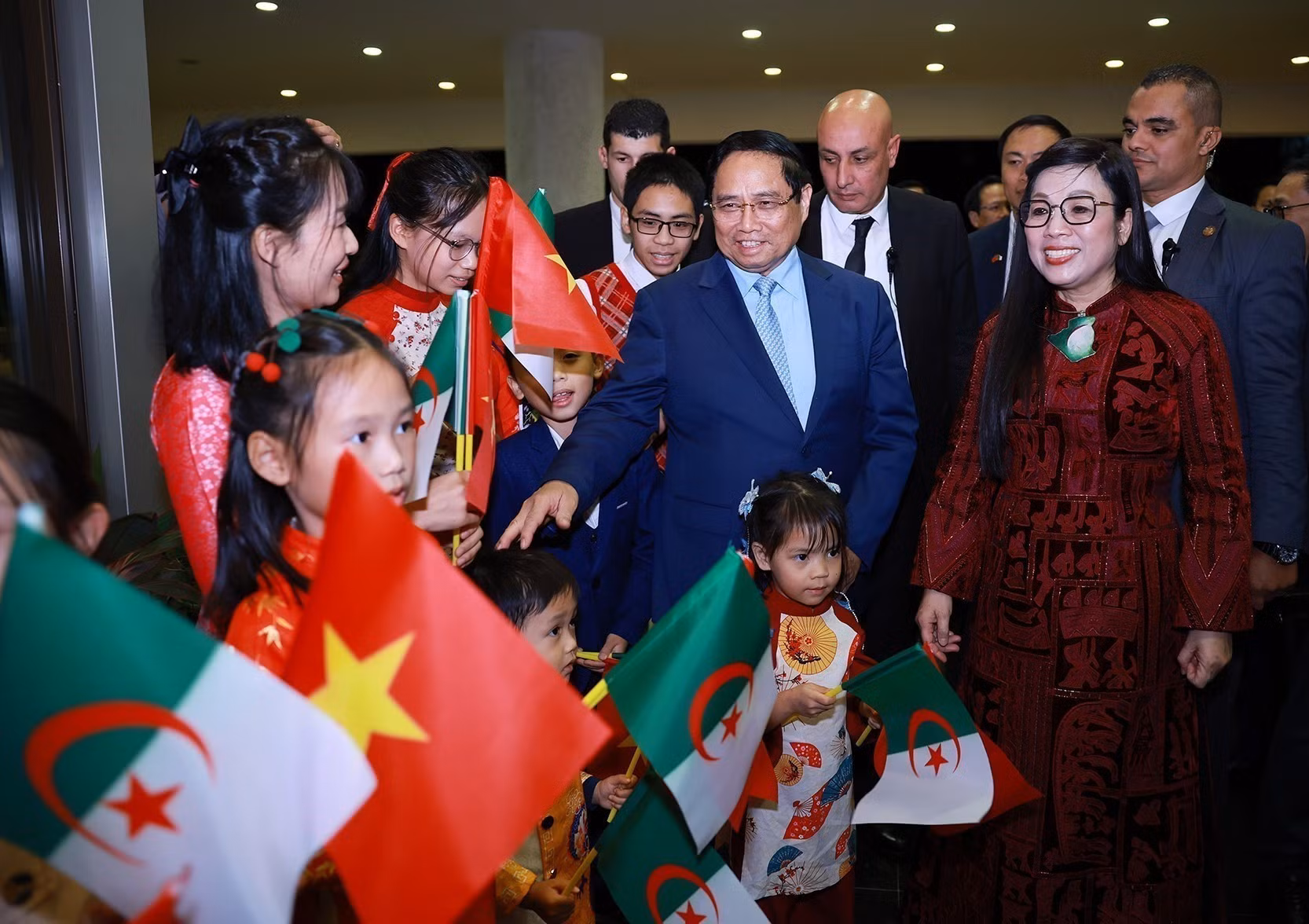 El personal de la Embajada y representantes de la comunidad vietnamita en Argelia dan la bienvenida al primer ministro Pham Minh Chinh y su esposa.