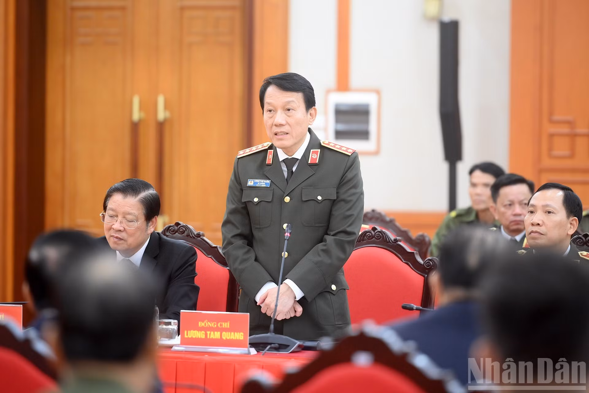 El ministro de Seguridad Pública, Luong Tam Quang, interviene en la reunión.