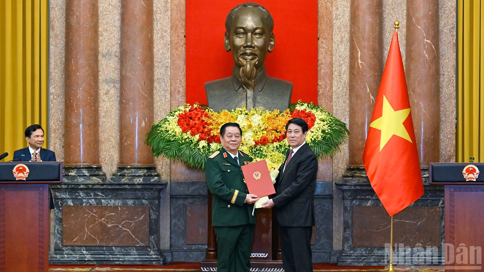 El presidente Luong Cuong entrega la decisión de nombramiento para el cargo de jefe de la Dirección General de Política del Ejército Popular de Vietnam y, al mismo tiempo, asciende al camarada Nguyen Trong Nghia del rango de Teniente General al de General.