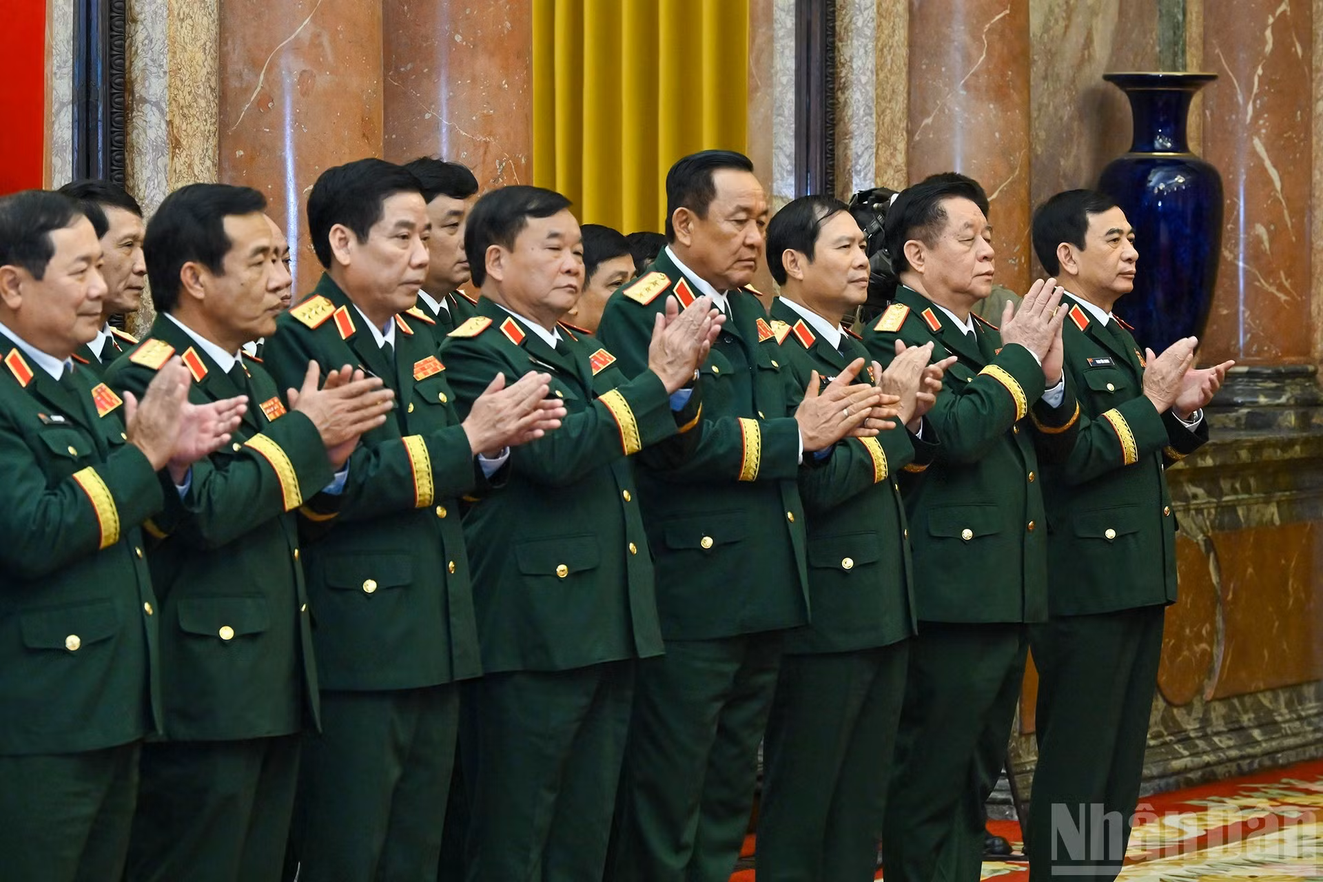 El ministro de Defensa, Phan Van Giang, junto con otros dirigentes de la cartera en el acto.