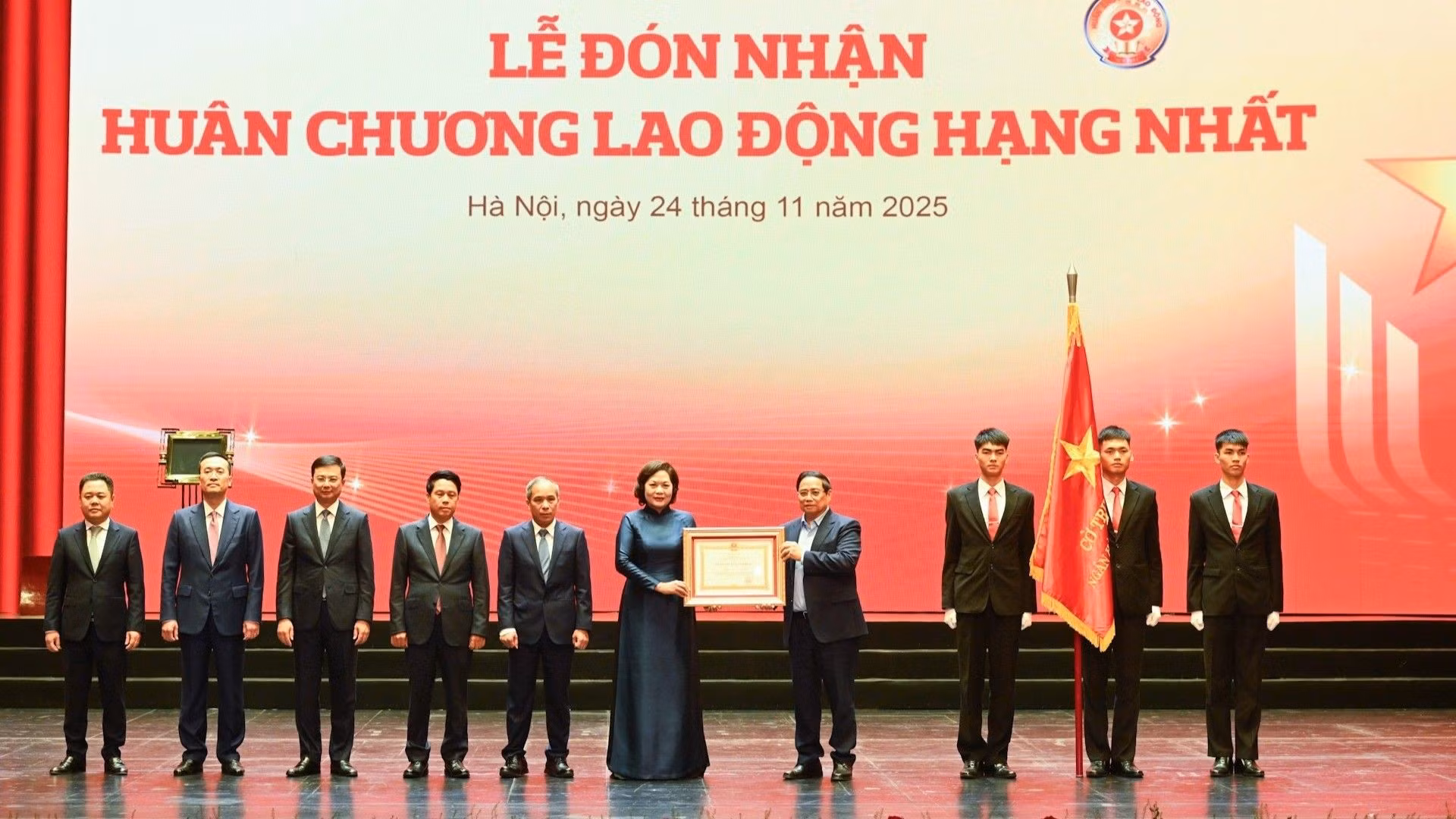 El primer ministro de Vietnam, Pham Minh Chinh, otorga la Orden del Trabajo de Primera Clase al Banco Estatal de Vietnam.