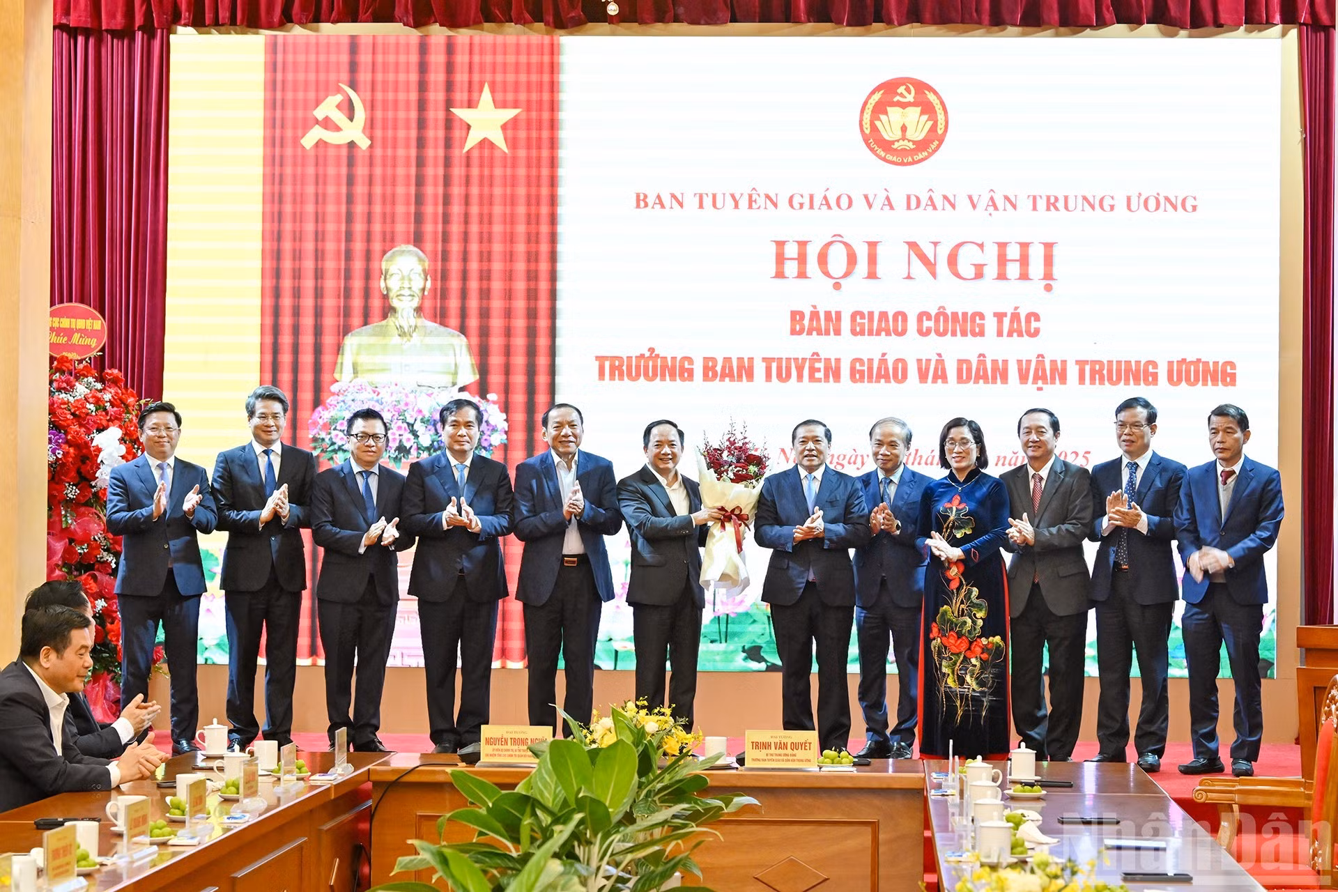 Representantes de la Comisión de Propaganda y Movilización de Masas del Comité Central del PCV felicita a Trinh Van Quyet.