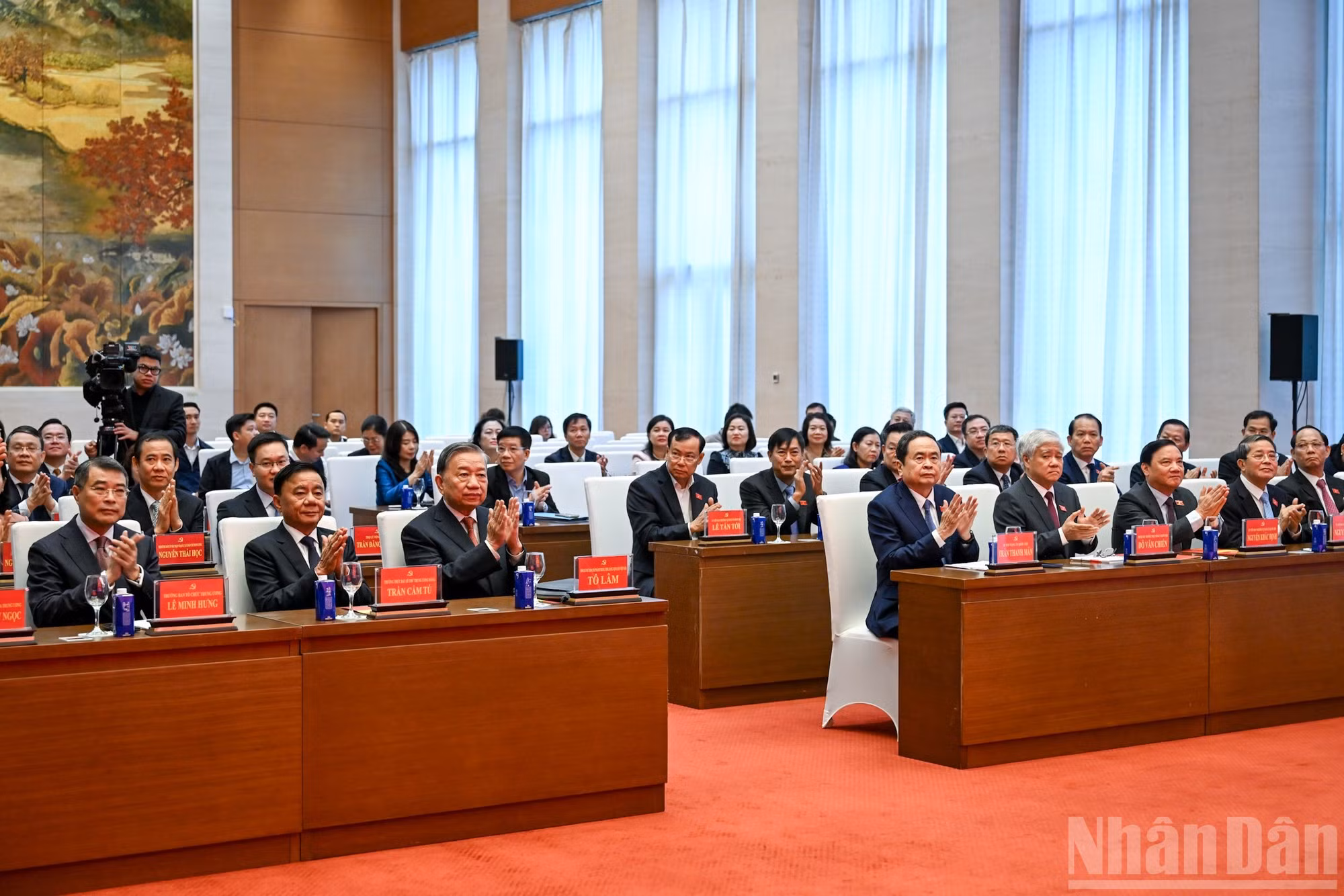 El secretario general del PCV, To Lam, el presidente de la Asamblea Nacional, Tran Thanh Man, el miembro permanente del Secretariado, Tran Cam Tu, y otros dirigentes del Partido y del Estado asisten a la ceremonia.