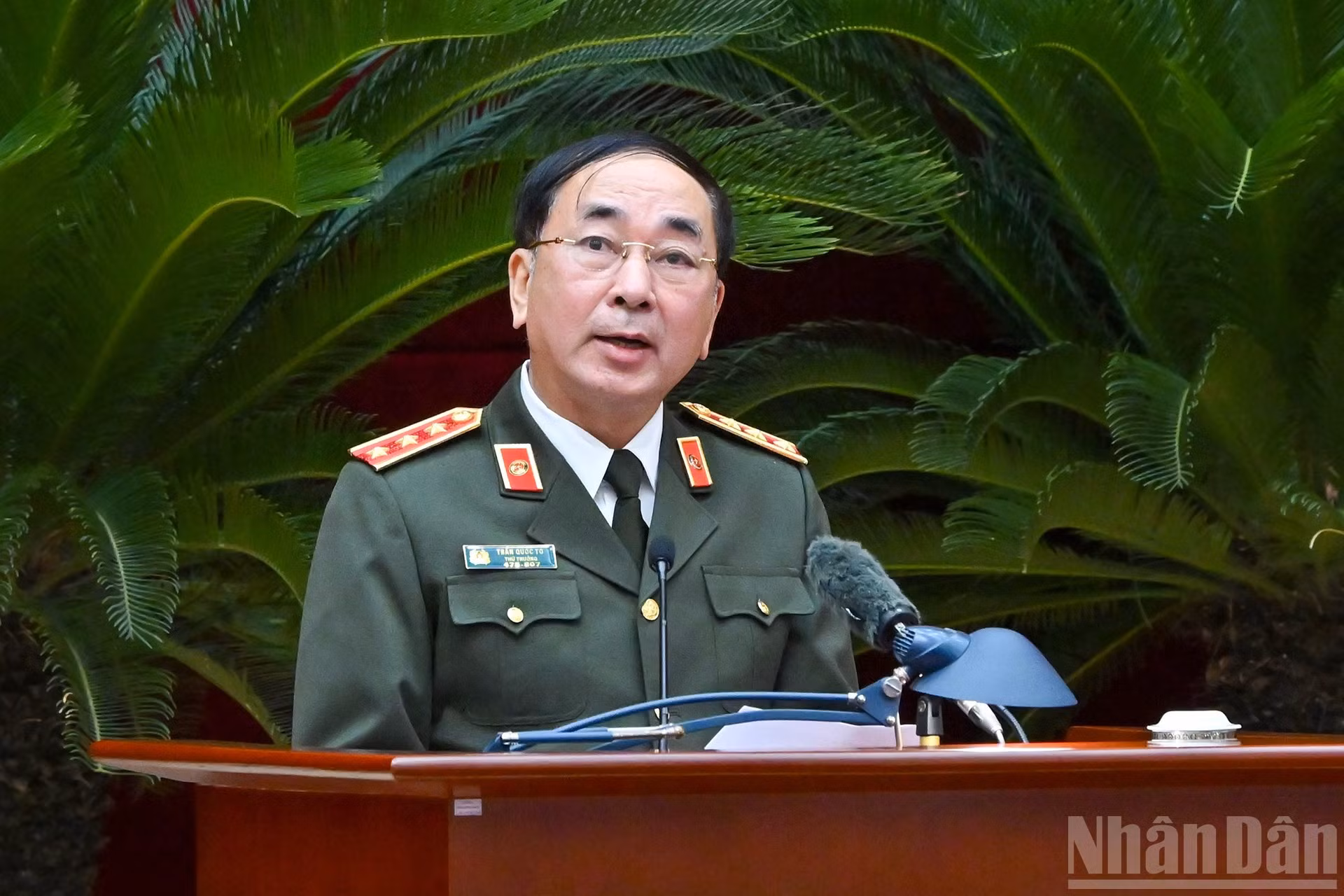 Tran Quoc To, viceministro de Seguridad Pública, presenta un documento en la cita.