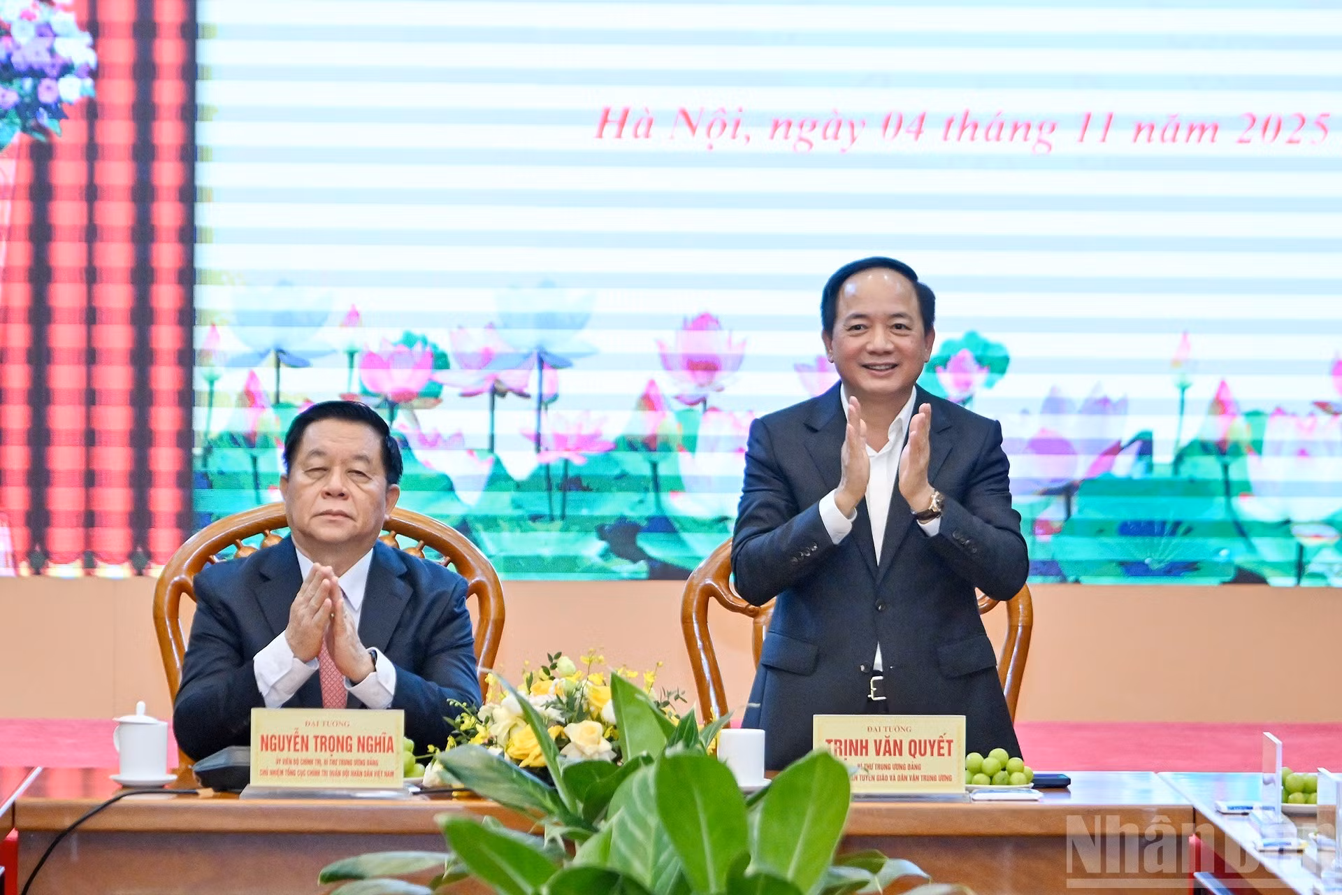 El jefe de la Dirección General de Política del Ejército Popular de Vietnam, Nguyen Trong Nghia, y el jefe de la Comisión de Propaganda y Movilización de Masas del Comité Central del PCV, Trinh Van Quyet, presiden la reunión.