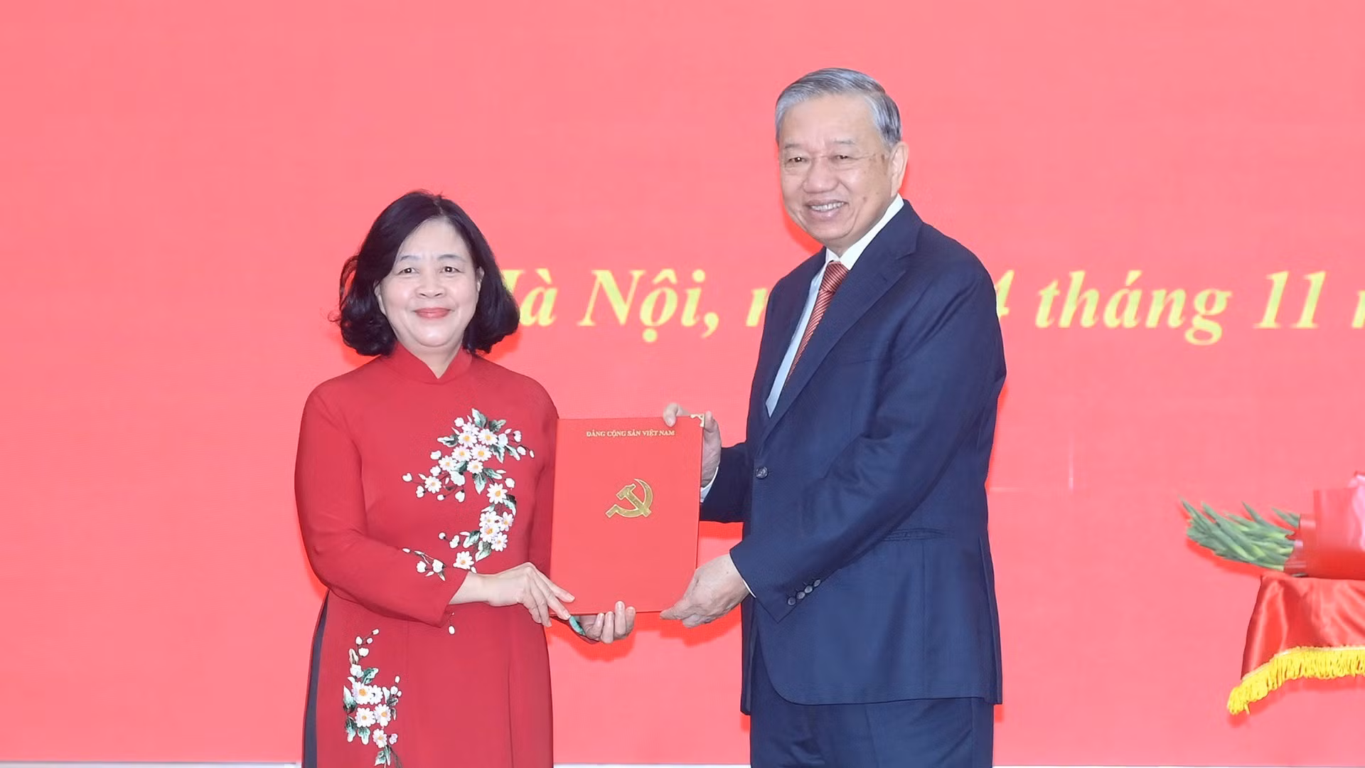 El secretario general del Partido Comunista de Vietnam, To Lam, entrega la decisión del Buró Político sobre la designación de la camarada Bui Thi Minh Hoai como secretaria del Comité del Partido del Frente de la Patria y las organizaciones de masas centrales para el mandato 2020-2025.