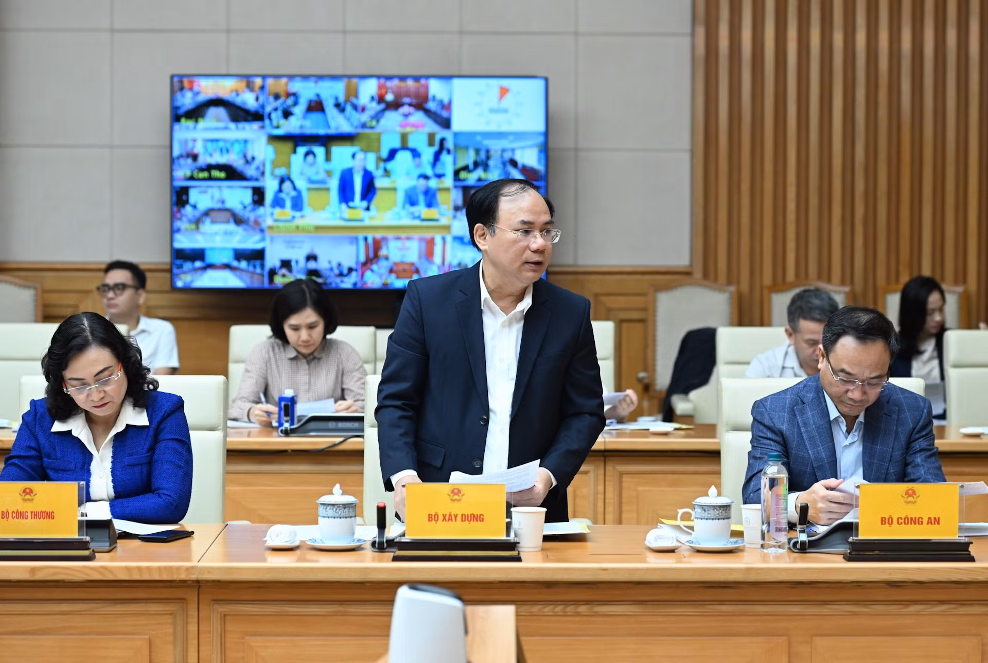 Nguyen Van Sinh, viceministro de Construcción, toma la palabra.