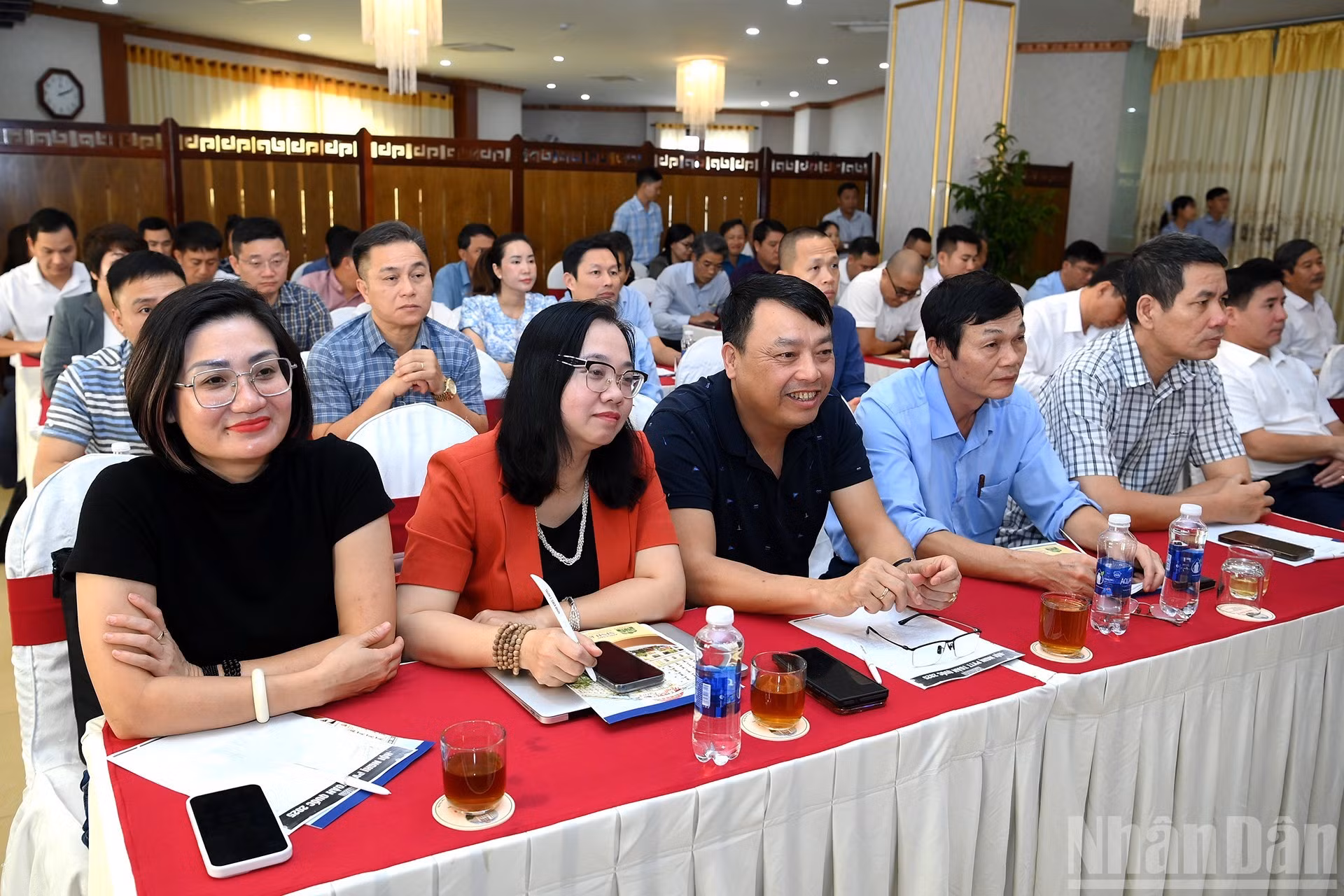 Corresponsales del periódico Nhan Dan en las provincias y ciudades asisten a la conferencia.