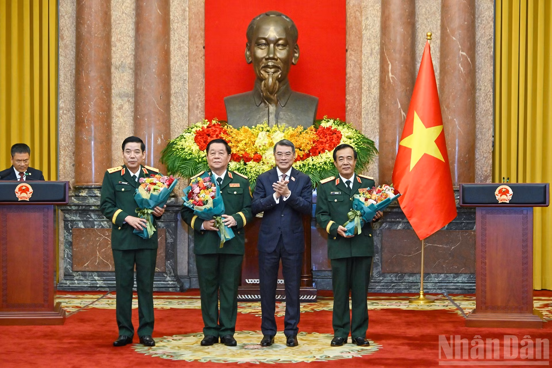 El jefe de la Comisión de Organización del Comité Central del PCV, Le Minh Hung, felicita a los ascendidos.