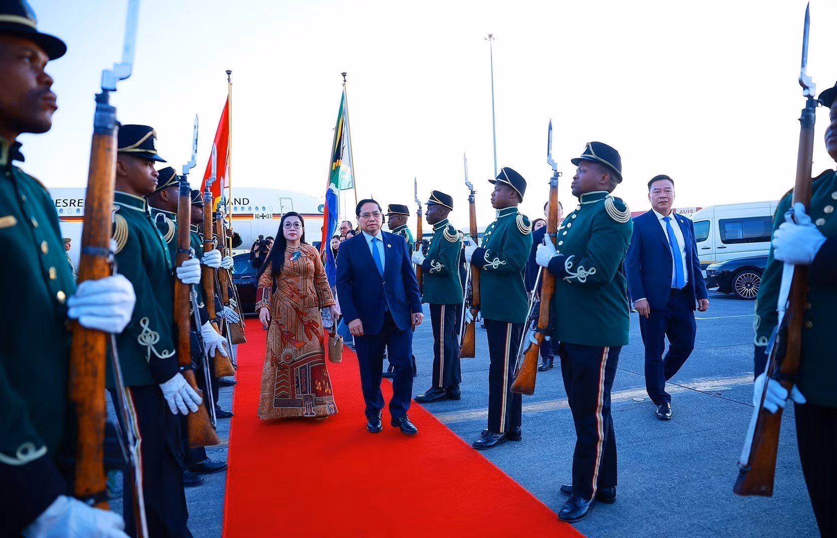 Ceremonia de despedida del primer ministro vietnamita, Pham Minh Chinh, y su esposa.
