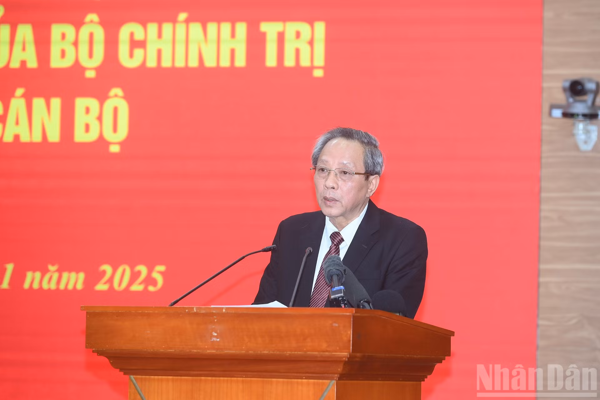 Hoang Dang Quang, miembro del Comité Central del Partido y vicejefe permanente de la Comisión de Organización del Comité Central del Partido, anuncia la decisión del Buró Político sobre la designación de la camarada Bui Thi Minh Hoai.