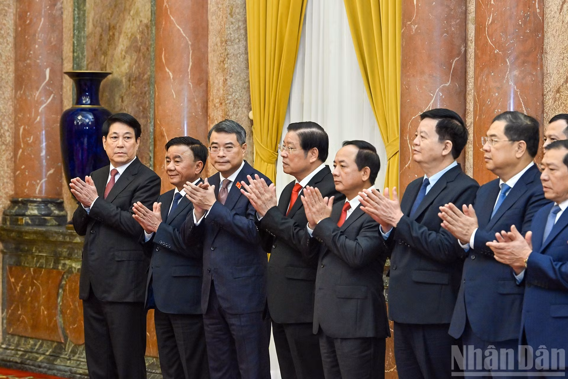 El presidente Luong Cuong, junto con dirigentes del Partido y del Estado, asiste a la ceremonia.