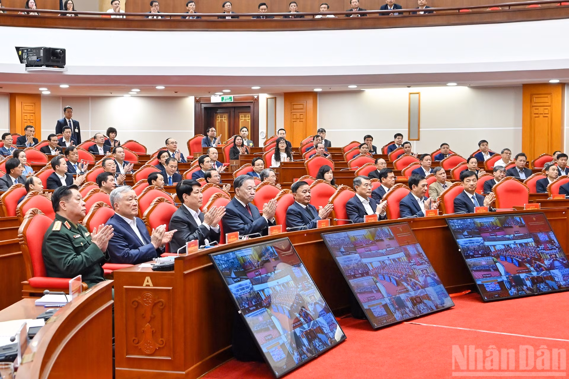 El secretario general del PCV, To Lam, el miembro del Buró Político y presidente, Luong Cuong, el miembro del Buró Político y miembro permanente del Secretariado del Comité Central del PCV, Tran Cam Tu, junto con otros dirigentes del Partido y el Estado asisten al evento.