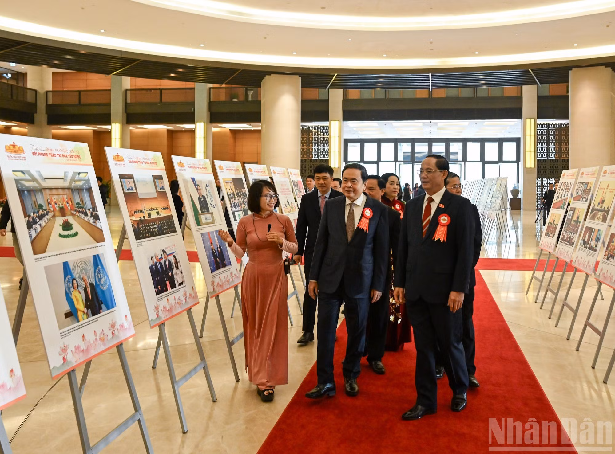 El presidente del Legislativo Tran Thanh Man y los delegados visitan la exposición ‘El Comité Permanente de la Asamblea Nacional y el movimiento de emulación’.