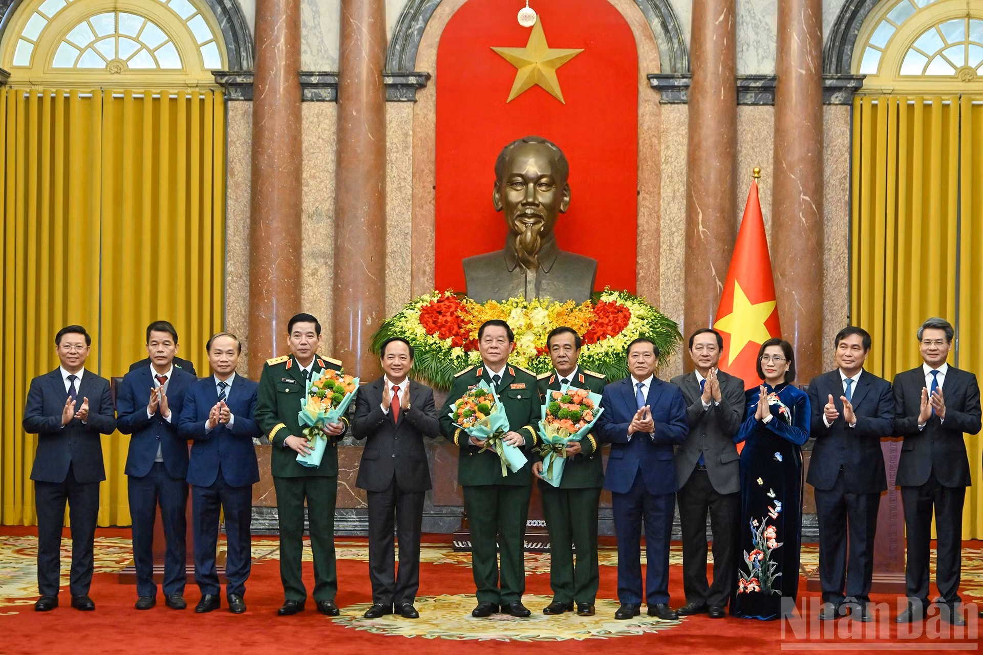 El jefe de la Comisión de Propaganda y Movilización de Masas del Comité Central del PCV, Trinh Van Quyet, felicita a los promovidos.