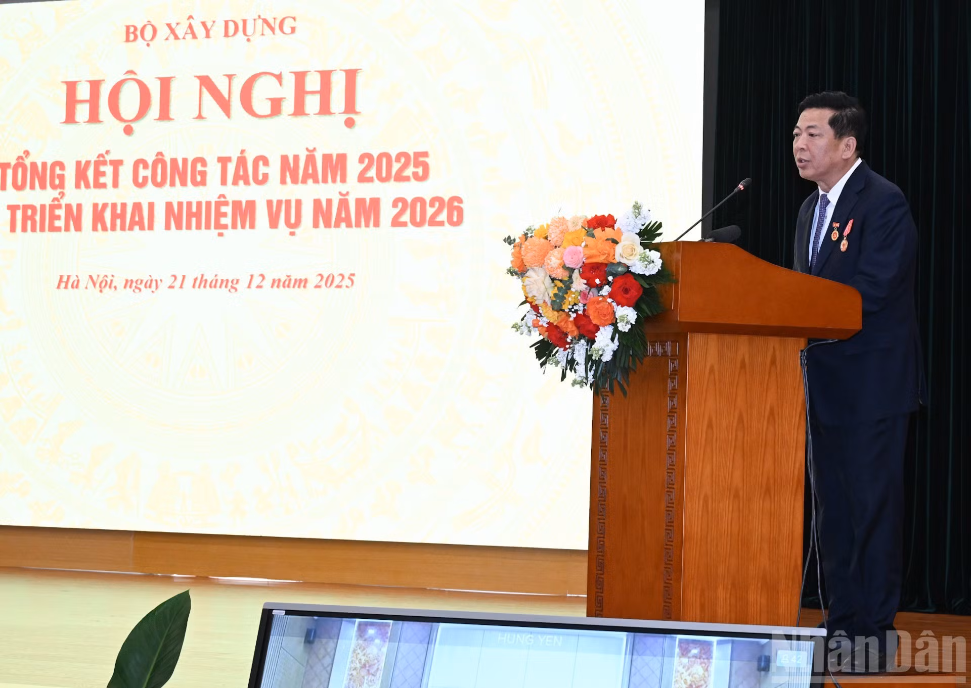 El ministro de Construcción, Tran Hong Minh, habla en la conferencia.