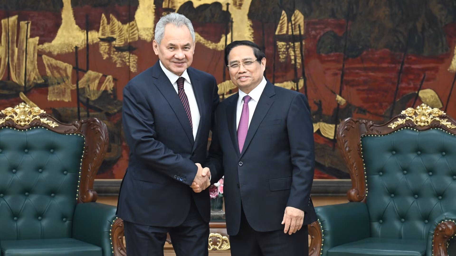El primer ministro vietnamita, Pham Minh Chinh, recibe al general Sergei Shoigu, secretario del Consejo de Seguridad de Rusia.