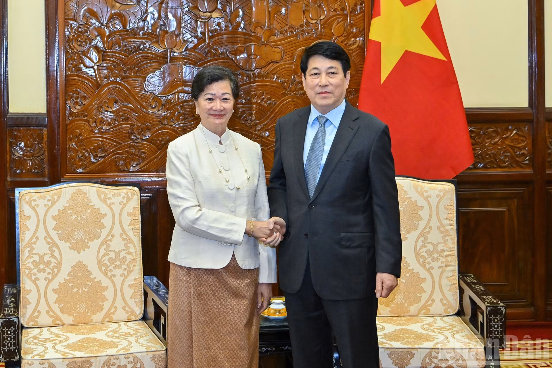 El presidente de Vietnam, Luong Cuong, y la embajadora de Camboya en Hanói, Chea Kimtha.