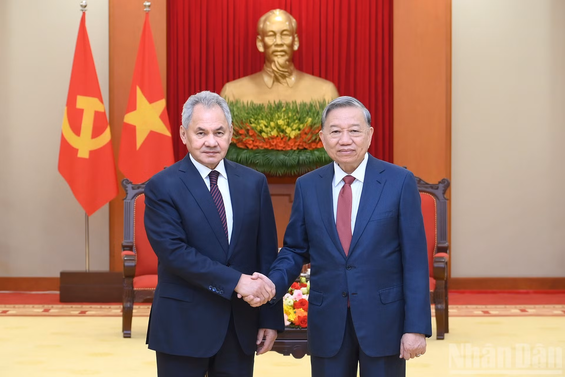 El secretario general del PCV, To Lam, recibe al general Sergei Shoigu, secretario del Consejo de Seguridad de Rusia.