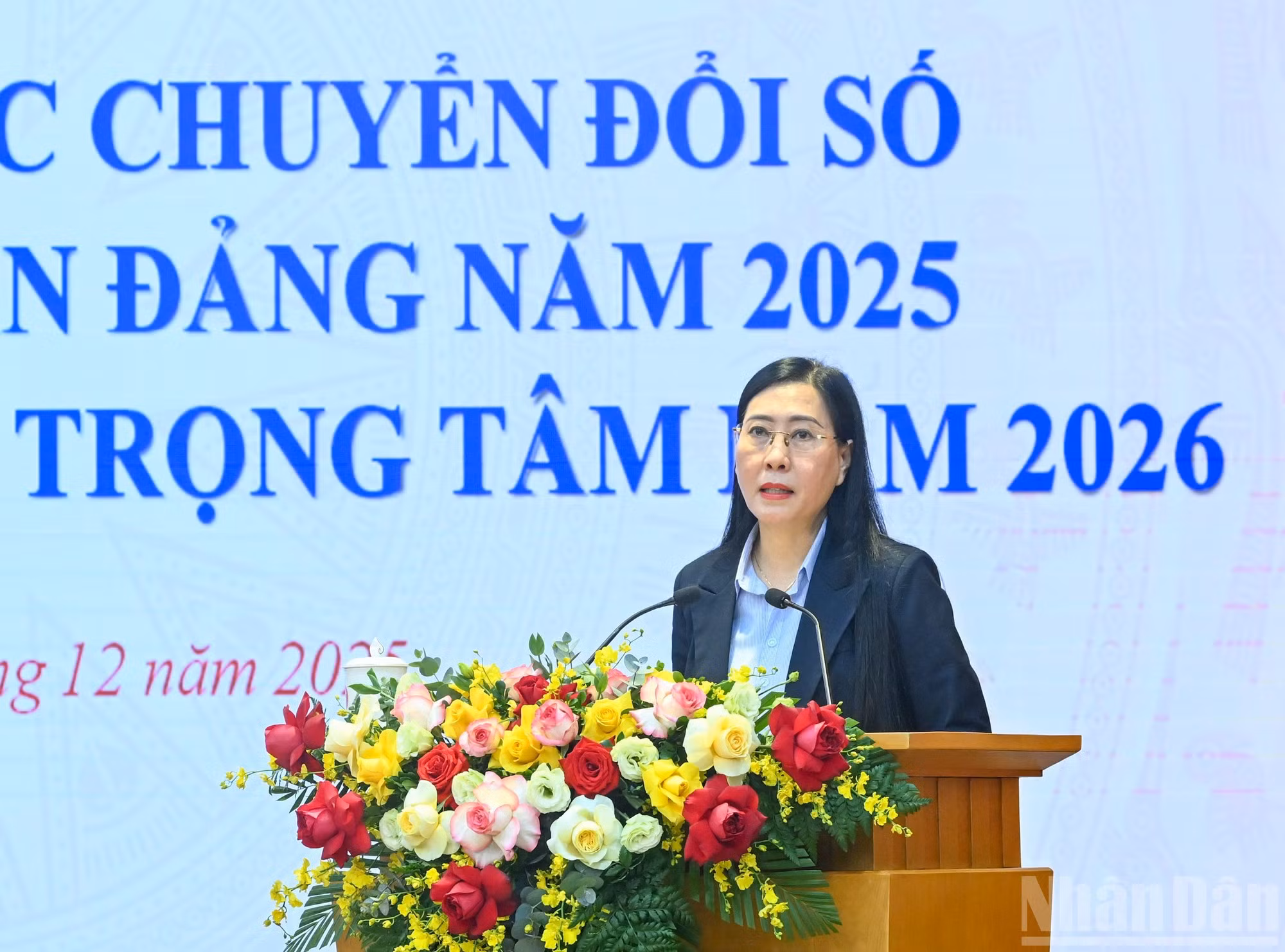 Bui Thi Quynh Van, subjefe de la Comisión de Organización del Comité Central del PCV, interviene en el evento.