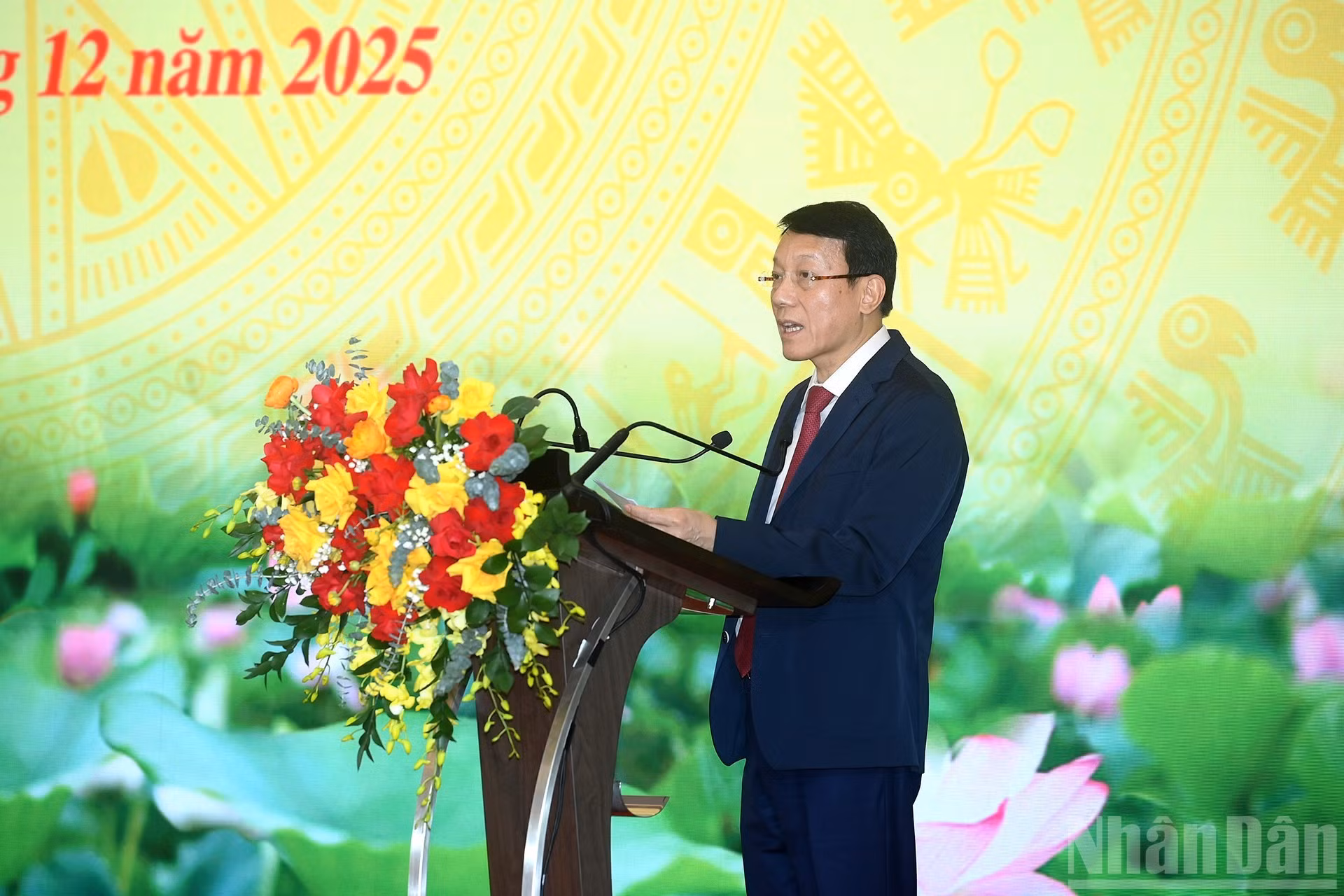 Luong Tam Quang, miembro del Buró Político y ministro de Seguridad Pública, presenta su ponencia en la conferencia.