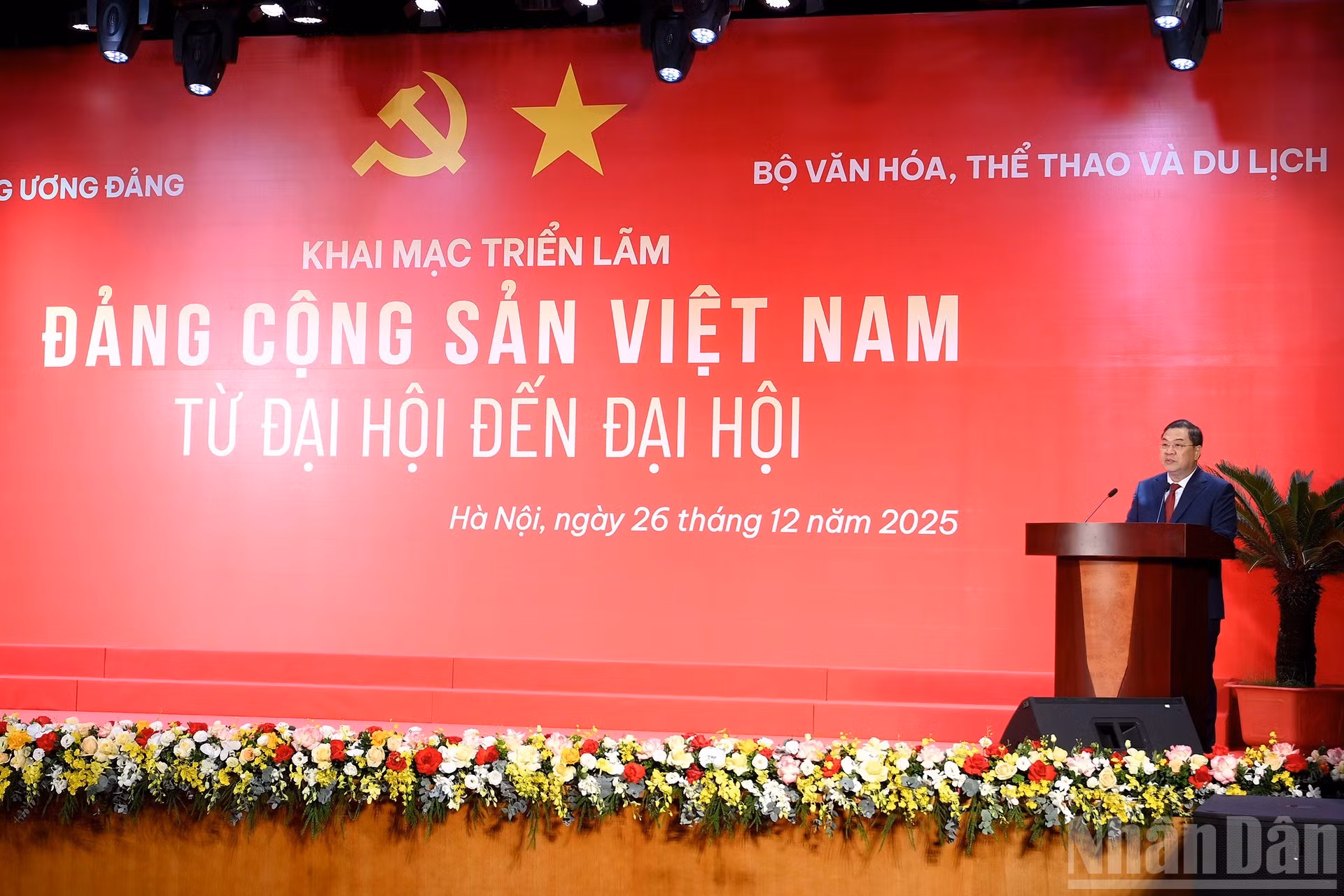 El jefe de la Oficina del Comité Central del PCV, Pham Gia Tuc, pronuncia el discurso inaugural de la exposición.