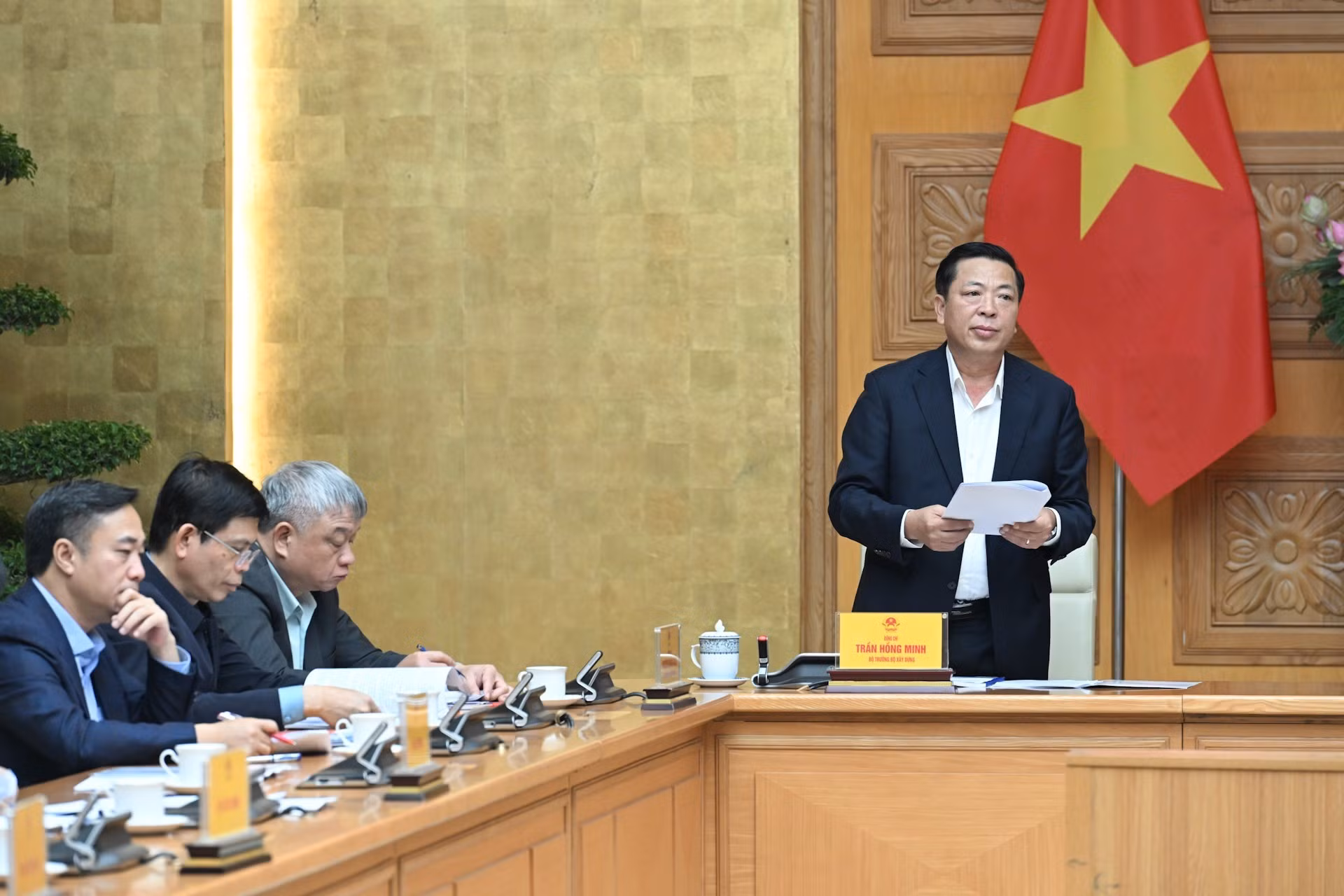 El ministro de Construcción, Tran Hong Minh, expresa su opinión.
