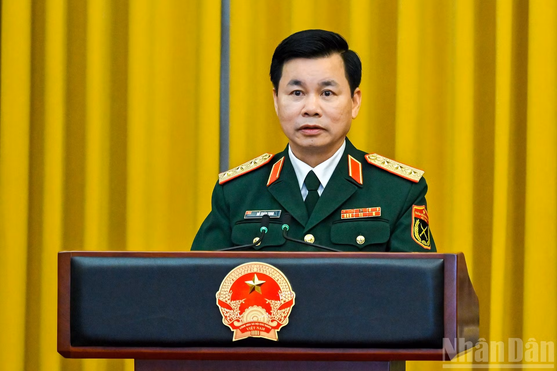 El teniente general Do Xuan Tung, subjefe del Departamento General de Política del Ejército Popular de Vietnam, habla en el acto.