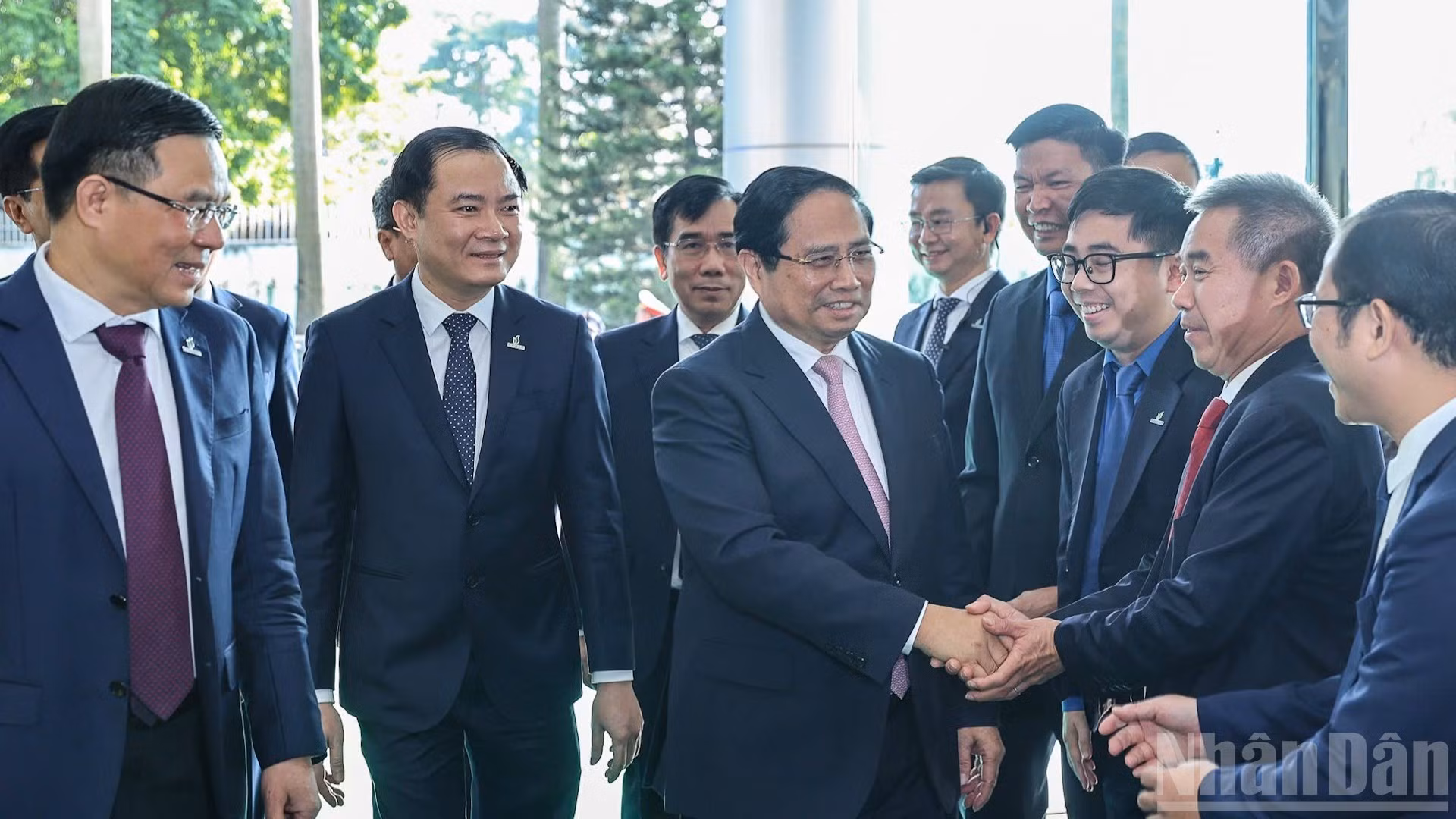 El primer ministro de Vietnam, Pham Minh Chinh, llega a la conferencia.