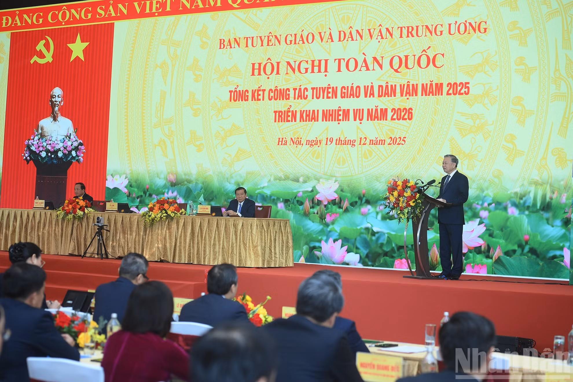 To Lam habla en e evento.