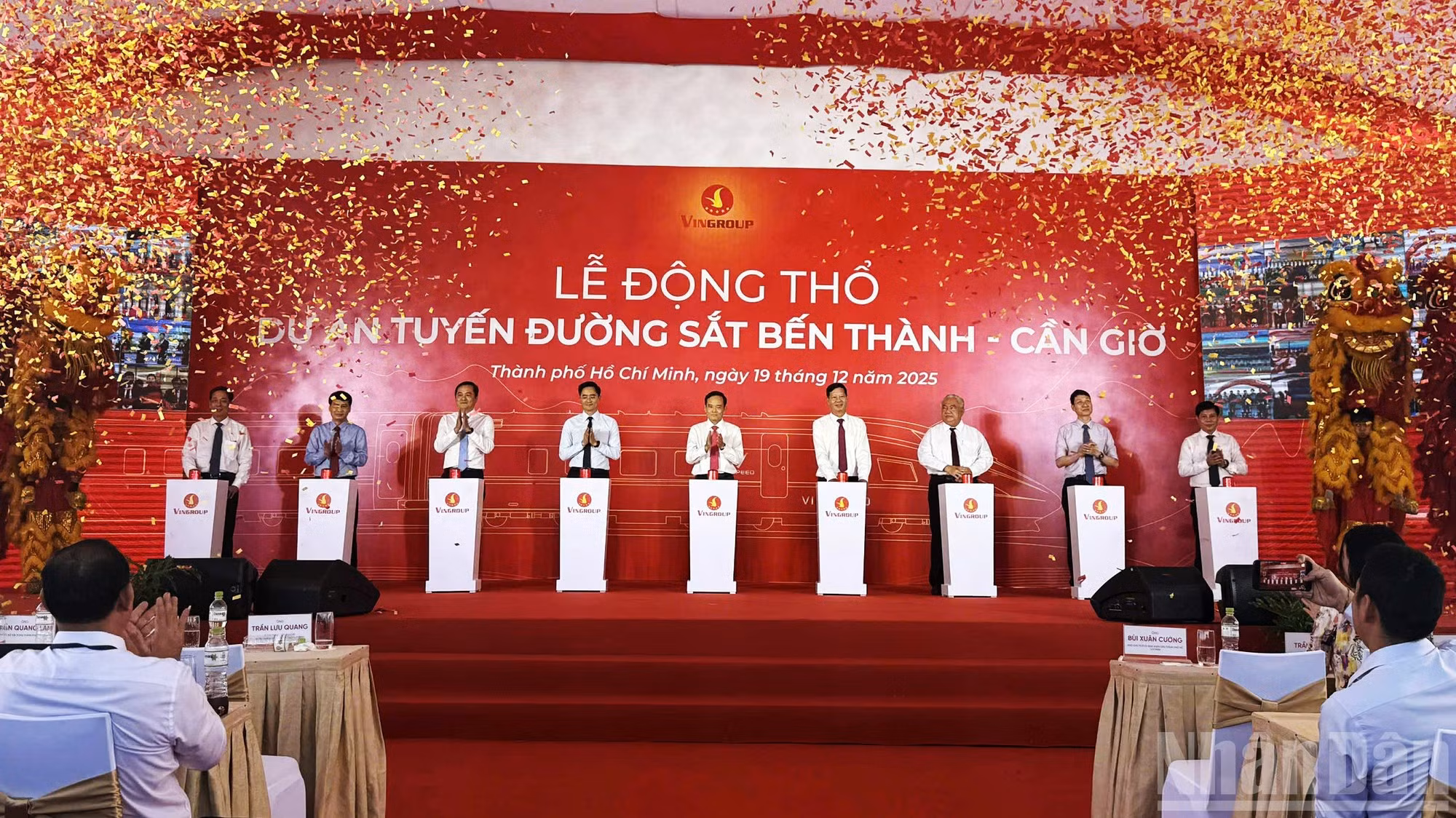 En la comuna de Can Gio, se celebra la ceremonia de inicio del proyecto de la línea ferroviaria Ben Thanh-Can Gio, con la participación de Tran Luu Quang, secretario del Comité Central del PCV y secretario del Comité partidista de Ciudad de Ho Chi Minh.