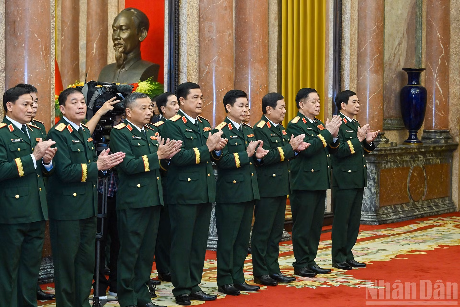 El ministro de Defensa, Phan Van Giang, y el jefe del Departamento General de Política del Ejército Popular de Vietnam, Nguyen Trong Nghia, y otros delegados en el acto.