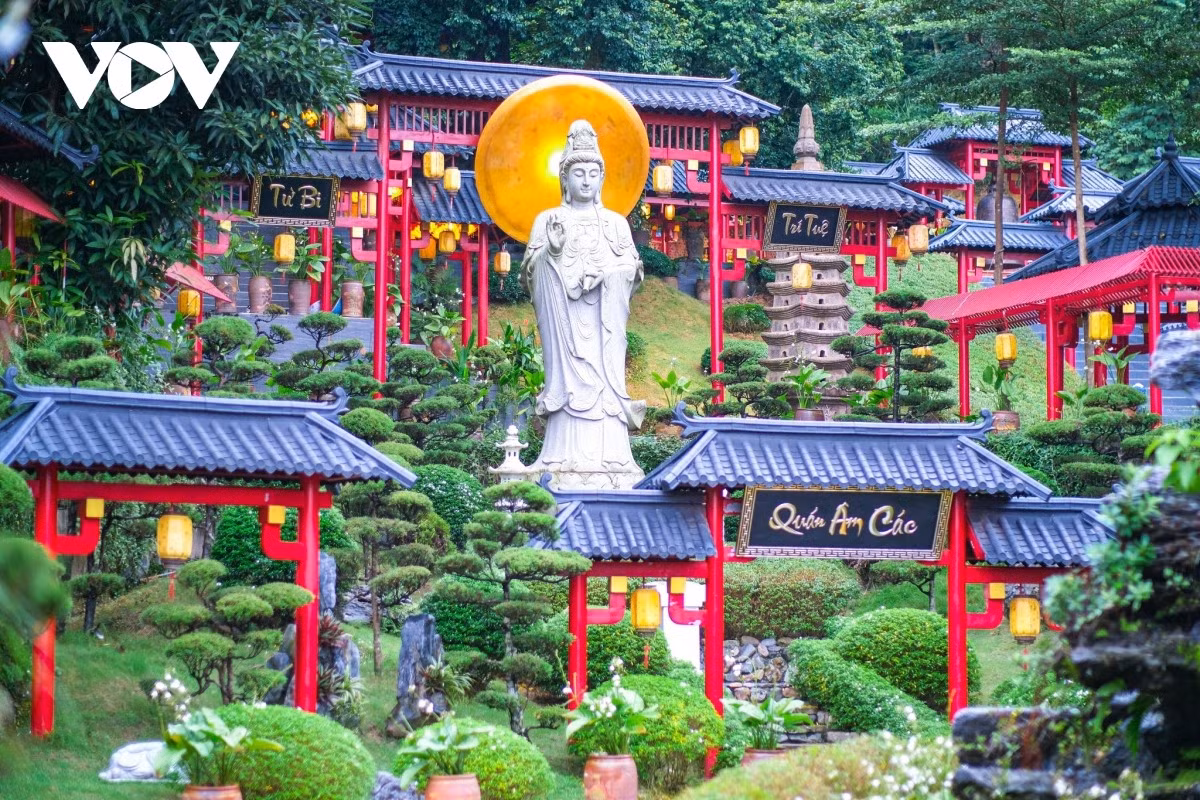 En la cima de la montaña se alza una imponente estatua de Buda Avalokiteshvara, de seis metros de altura y esculpido en granito.