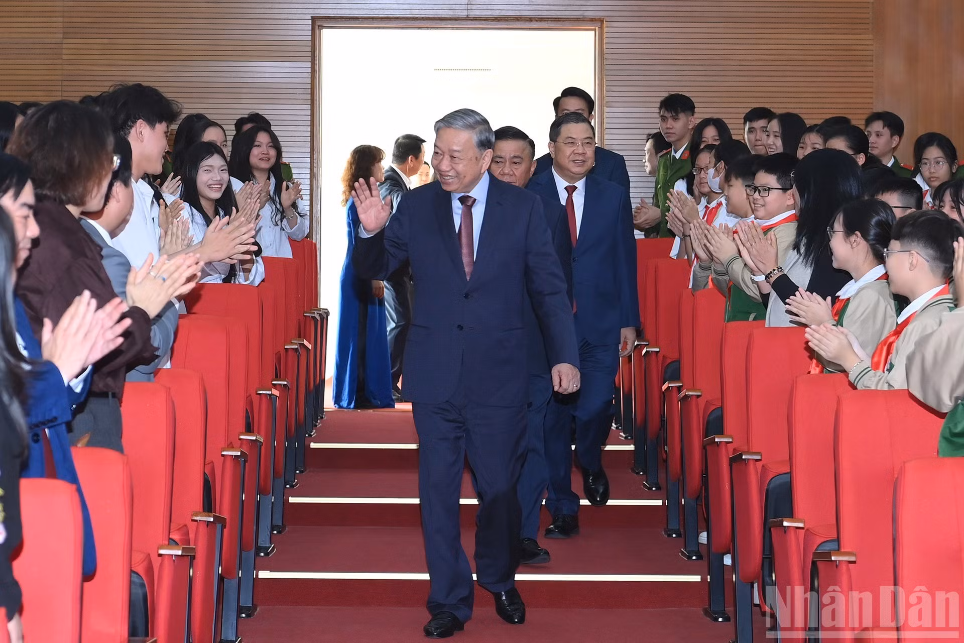 El secretario general del PCV, To Lam, asiste al acto.