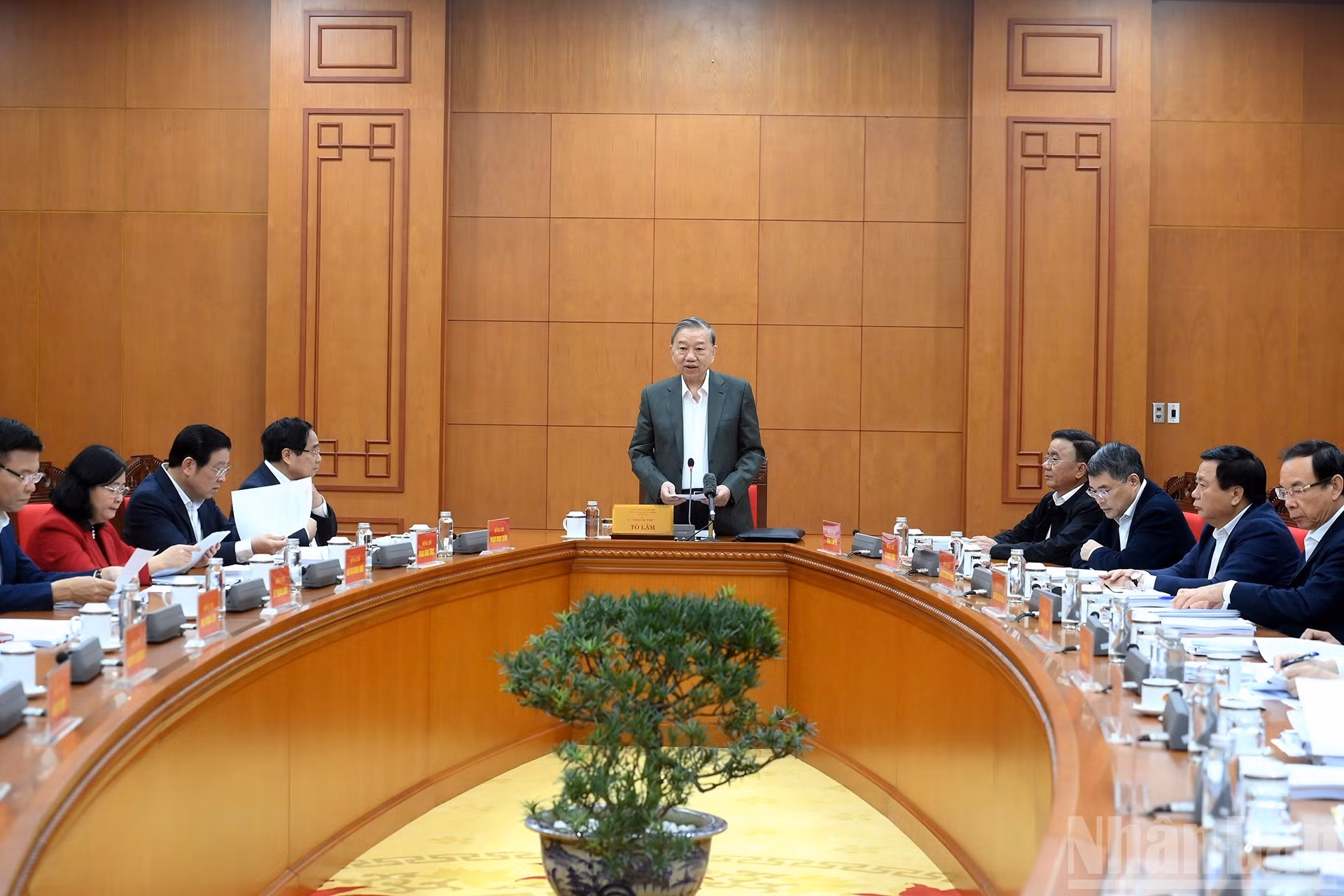 El secretario general del PCV, To Lam, preside la reunión.