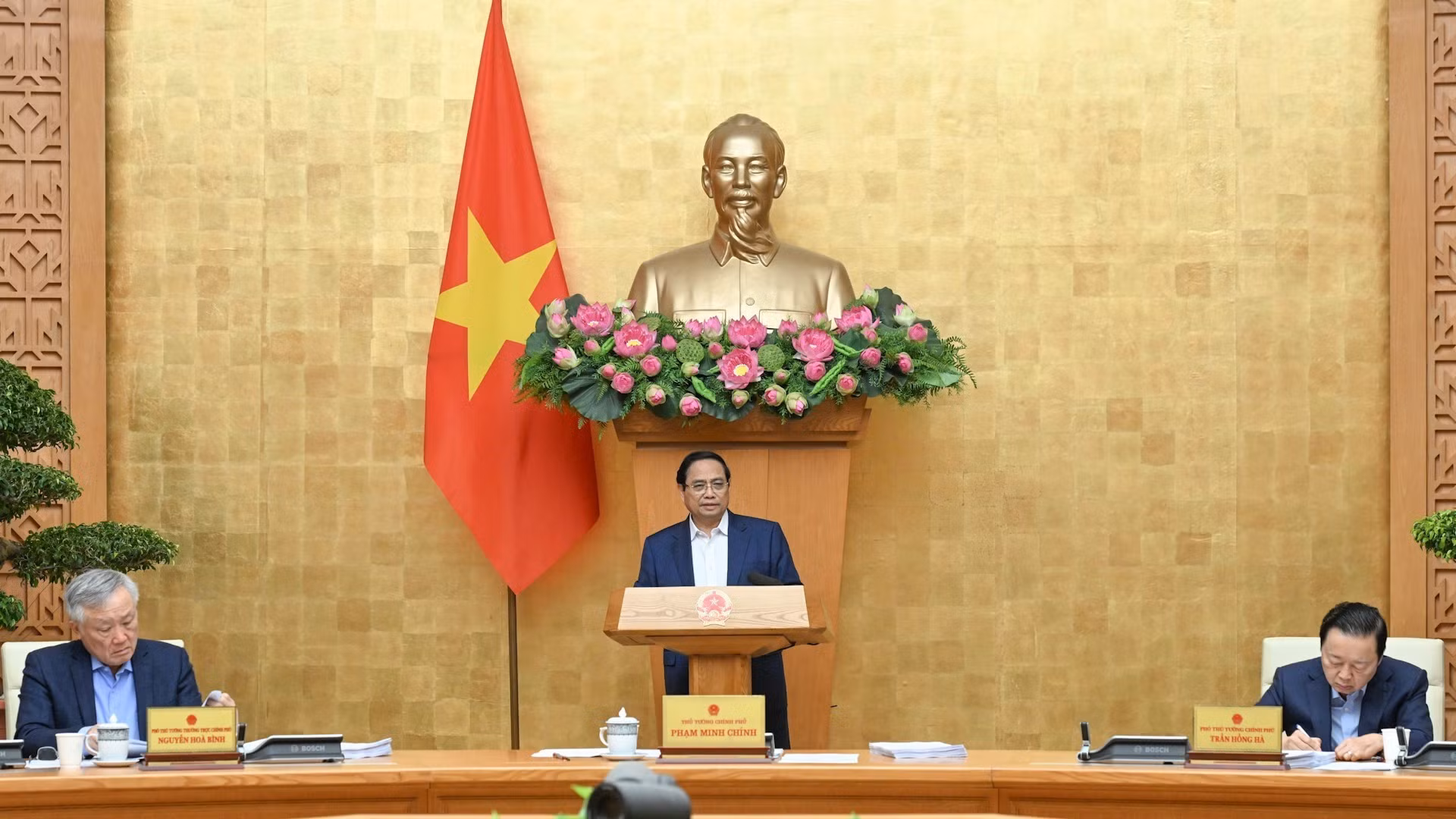 El primer ministro de Vietnam, Pham Minh Chinh, preside la reunión.