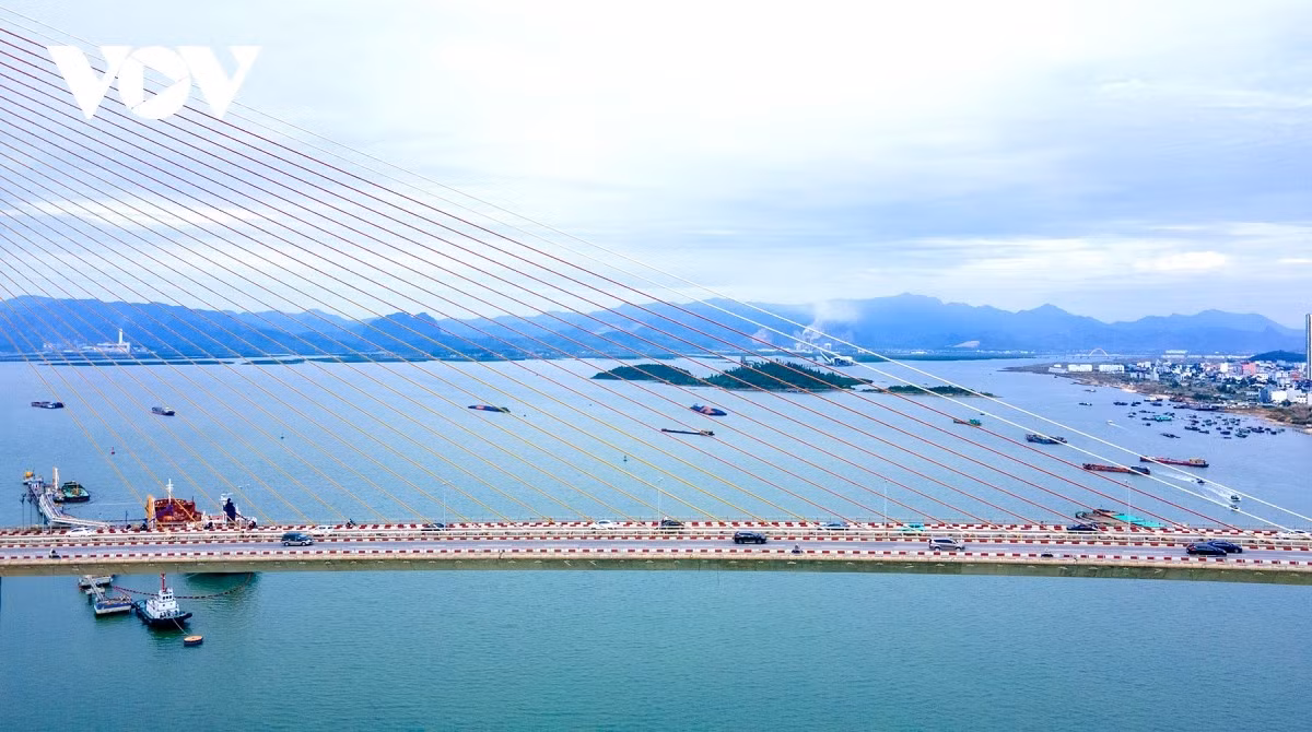El puente de Bai Chay fue inaugurado el 2 de diciembre de 2006 y se le llama “el arpa de Ha Long” por su característico sistema de cables atirantados. Fue construido mediante la tecnología de voladizos sucesivos equilibrados y cuenta con un gálibo de navegación de 50 metros, lo que permite el paso de buques de hasta 40 mil toneladas. Además, ostenta un récord mundial al tener el vano principal más grande en un puente atirantado de un solo plano, con una luz de 435 metros.