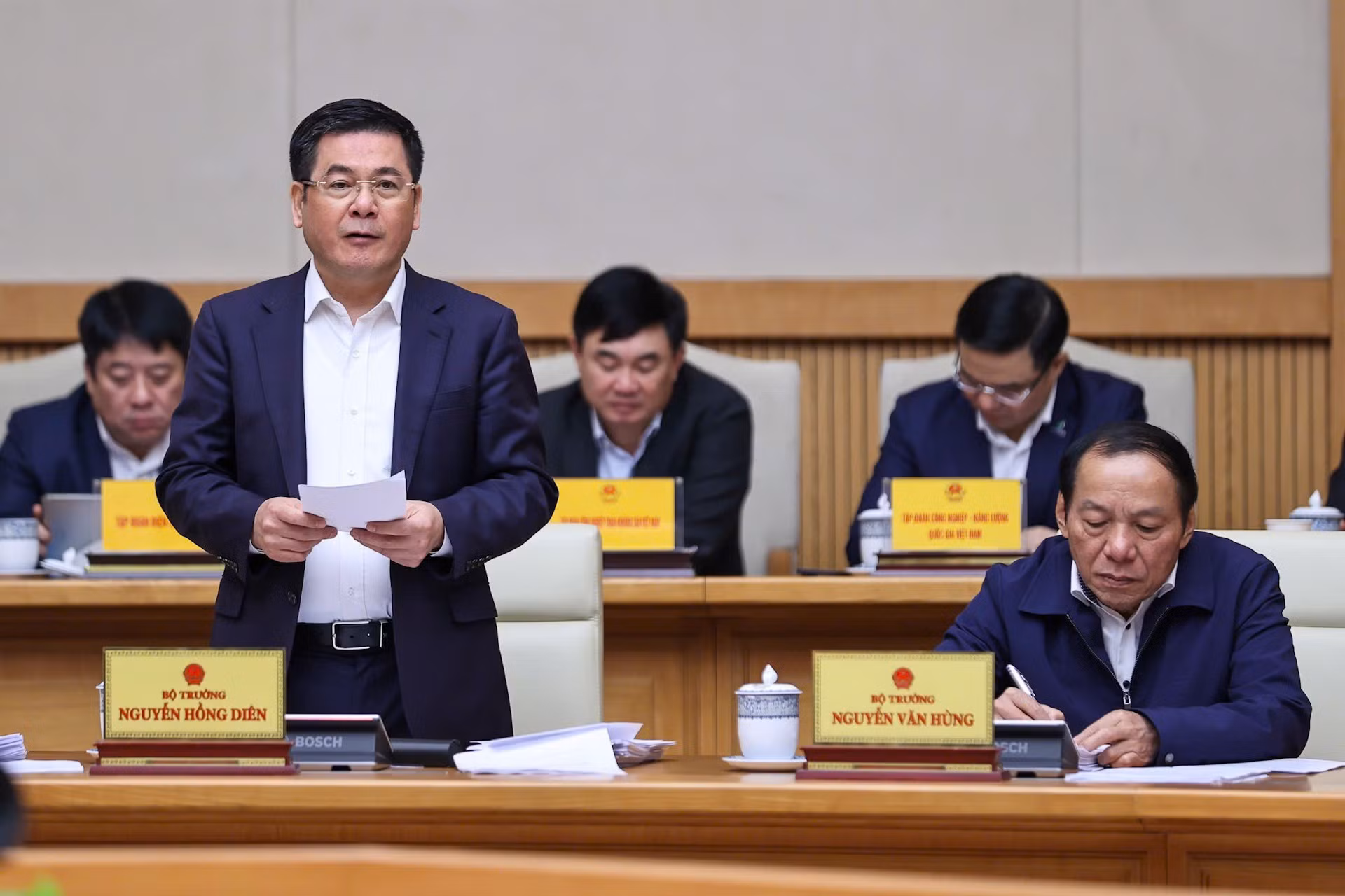 El ministro de Industria y Comercio, Nguyen Hong Dien, en la reunión.