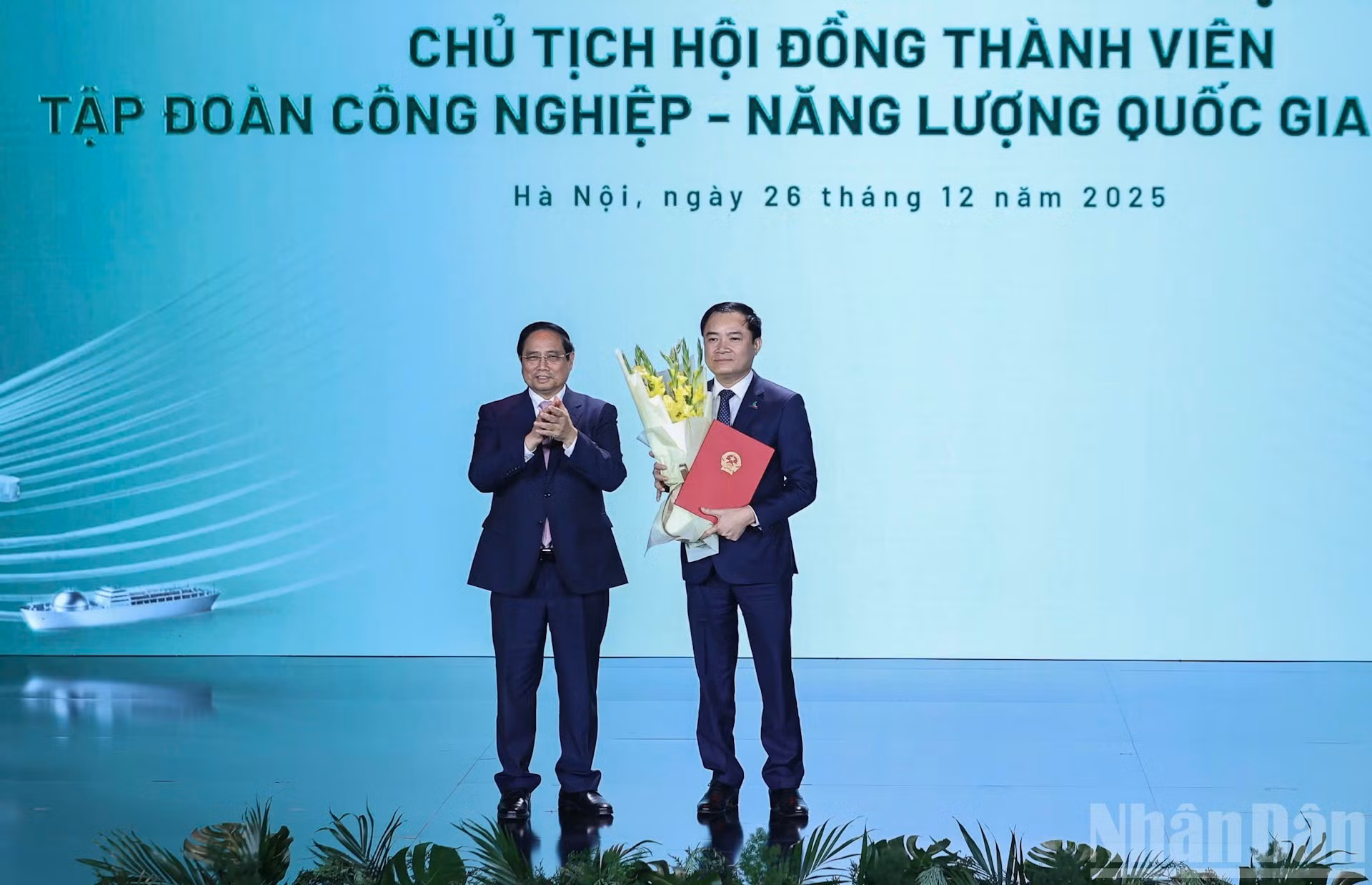 Minh Chinh entrega la decisión de nombramiento de Le Ngoc Son, director general de Petrovietnam, como presidente del Consejo de Administración del Grupo.