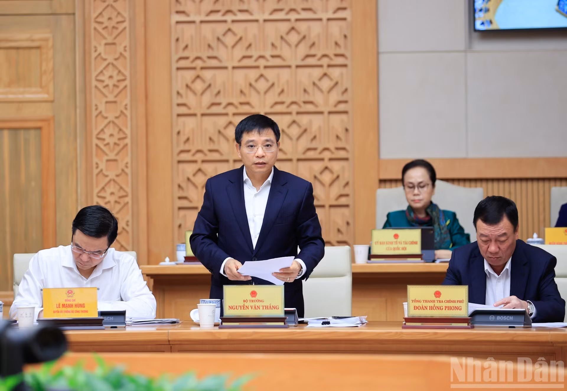 El ministro de Finanzas, Nguyen Van Thang, habla en la sesión.