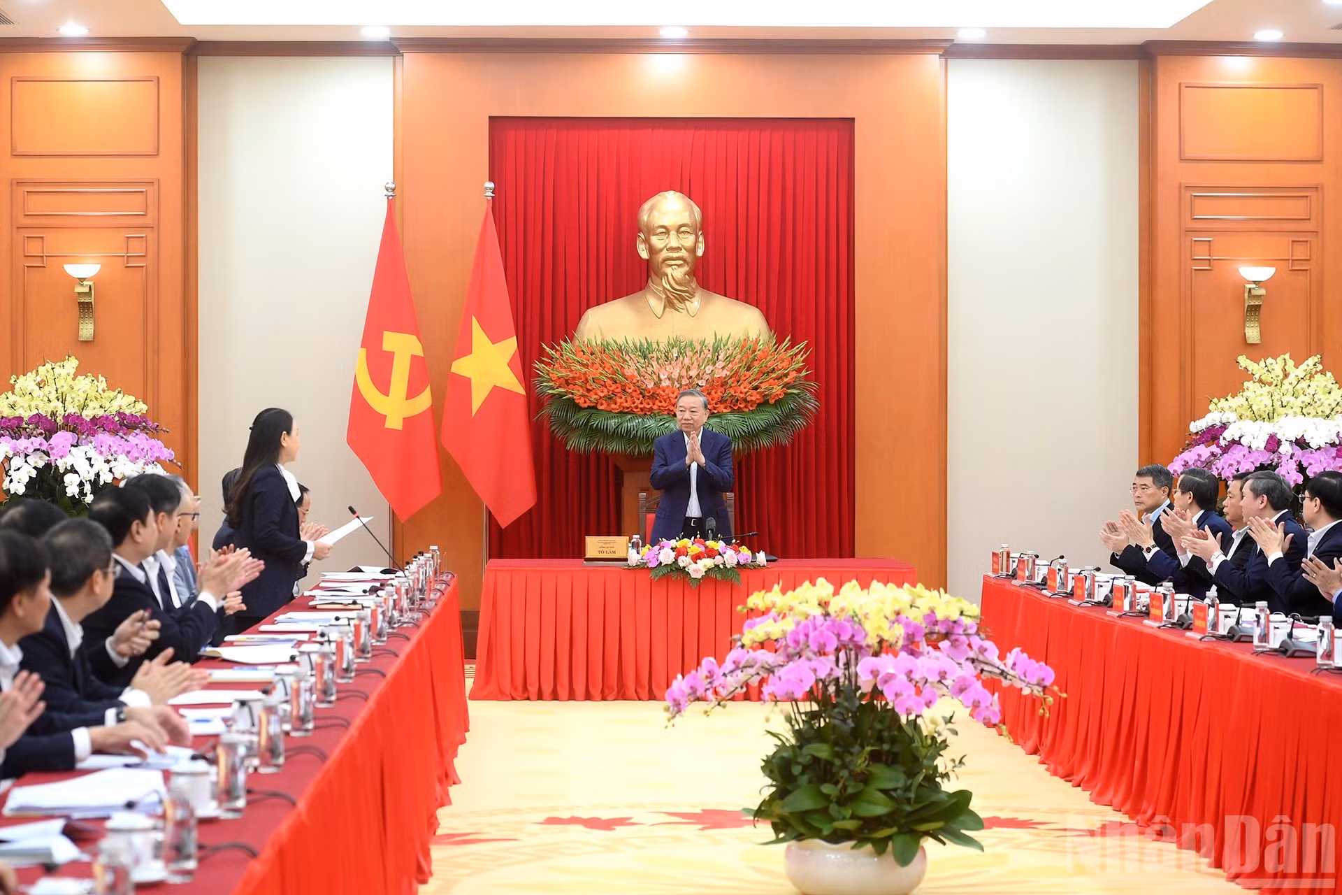 El secretario general del Partido Comunista de Vietnam, To Lam, preside el evento.