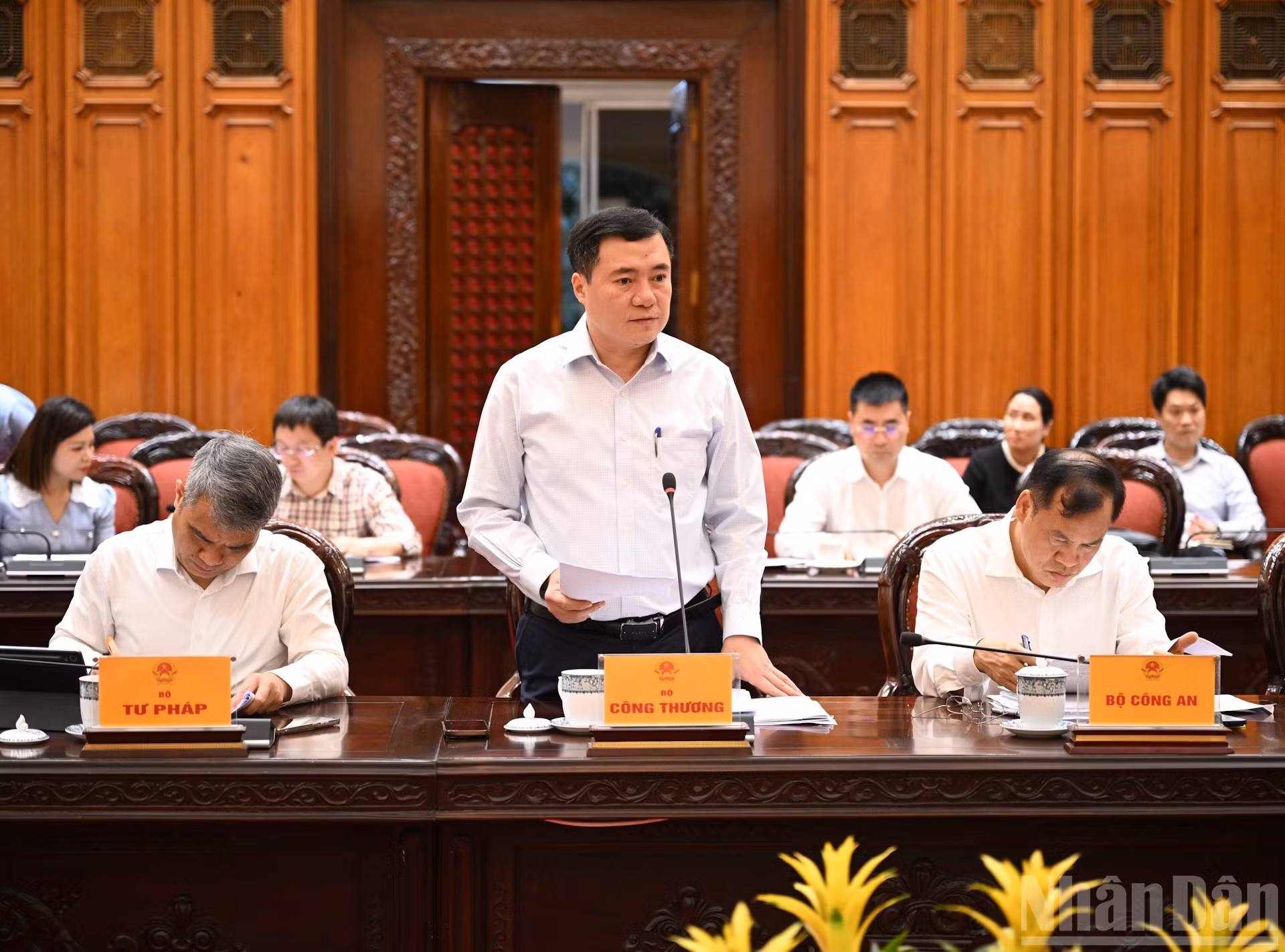 Nguyen Sinh Nhat Tan, viceministro de Industria y Comercio, habla en la reunión.